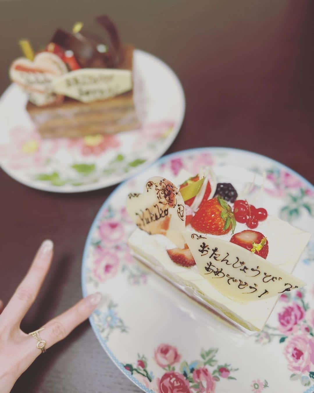 黒坂優香子さんのインスタグラム写真 - (黒坂優香子Instagram)「🎂🫧  昨日、6月6日。  今年も無事にお誕生日を迎えました♡  私が今こうしていられるのも、 いつもそばに居てくれる、支えてくれる、応援してくれる、見守ってくれる みんなのおかげです。 本当にありがとう。  お祝いのメッセージもたくさんありがとう。すごく嬉しかったなぁ…🥲 本当にみんな優しくて、周りの人達に恵まれている…!!  私の性格的に、仕事をする上で自分に対して完璧を求めてしまうし、 石橋を叩いて叩いて渡らないような慎重すぎな所があるので(←)、 今年はあまり考え込み過ぎずに、行動していけたらいいなぁ✨  去年、「頑張り過ぎないことをがんばる」って目標を立てていたんだけど、肩の力を抜くのって意外と難しい…🤣  今年こそ!!深呼吸して、何も考えない時間も大切に🌿🫧  そして、みんなへの愛と感謝をちゃんとお返し出来るように。  強く優しくしなやかに。 愛と思いやりの気持ちをいつも絶やさずに。 毎日を大切に過ごしていきたいです♡  みんなが伝えてくれる「大好き」の言葉にとっても支えられています♡  だから私も、言葉にしてたくさん伝えていきたい！  みんな、大好き！！ いつもありがとう♡ そして、これからもずっとよろしくね♡  2023.6.6  黒坂優香子🦋  #mybirthday #2023」6月7日 19時35分 - yukakokurosaka0606