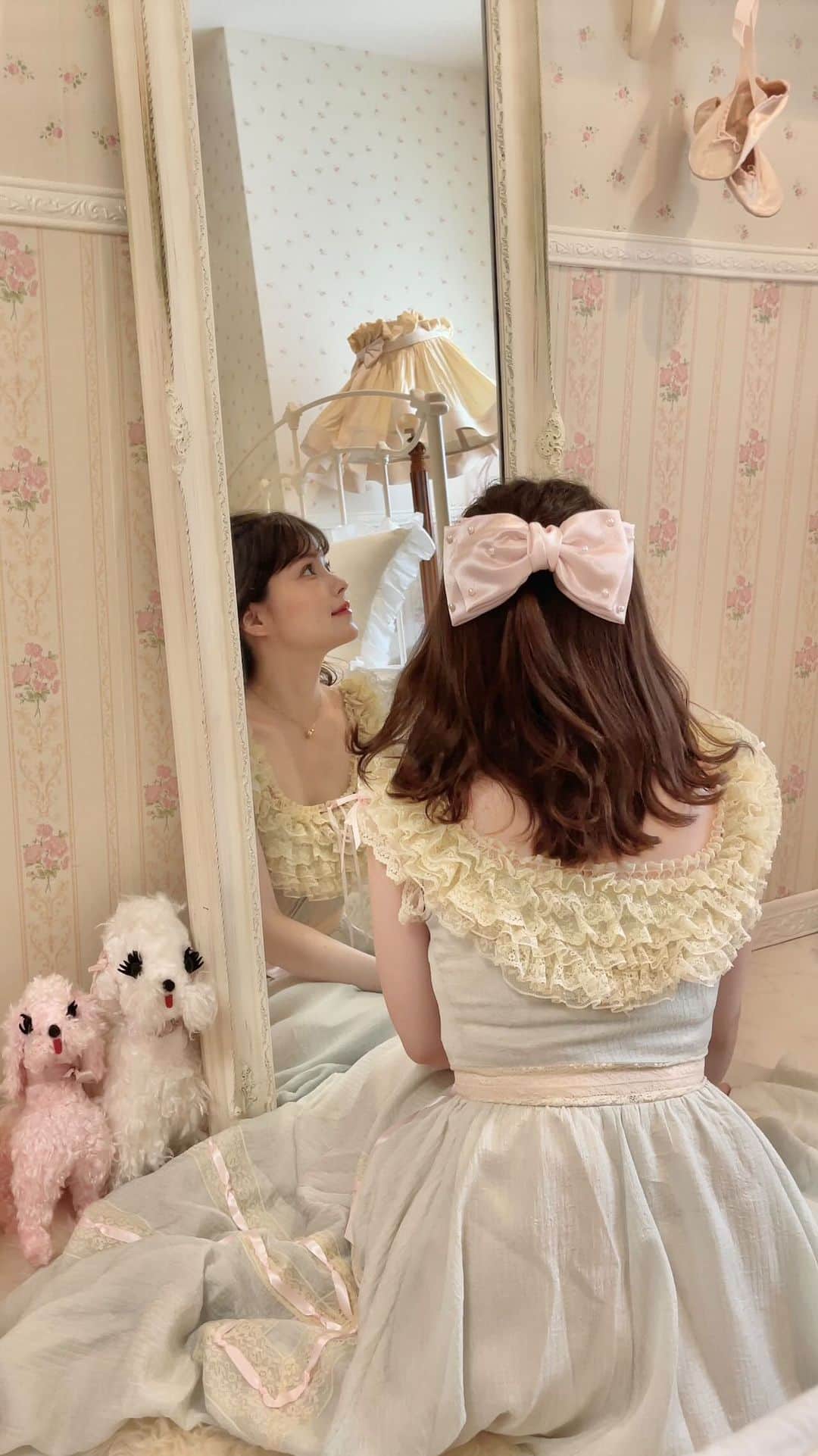 のインスタグラム：「𝕡𝕖𝕒𝕣𝕝 𝕣𝕚𝕓𝕓𝕠𝕟🎀🤍  𓂃  @_chape.lepetitcadeau_ のビッグパールリボン🎀 ガーリーなドレスにぴったりでとっても可愛いの💕  他にも可愛いアイテムたくさんなのでまた紹介します🥰  𓂃  #lacemade #diy #myroom #room #interior #vintage #vintagegirl #antique #shabbychic #cute #frenchgirl #girly #mery #lauraashley #リボン #ローラアシュレイ #マイルーム #インテリア #アンティーク #ヴィンテージ #ルーム #シャビーシック #ベッドルーム #かわいい #diy女子 #ドレス #ルームツアー #フレンチガーリー #ヴィンテージガーリー #ヴィンテージライク」