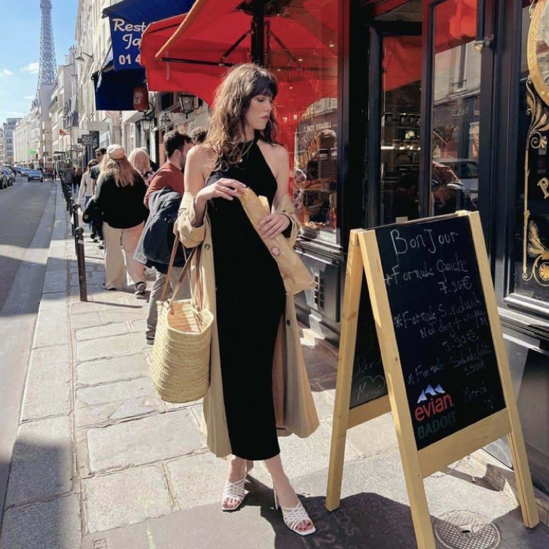 フリーランスのインスタグラム：「Mule and the city.⁠ LYRA promet d'être libre et féminine dans l'effervesence citadine.⁠ ⁠ Mule and the city.⁠ LYRA promises to be free and feminine in a city's commotion.⁠ ⁠ Collection available in stores #parisruedufour #cannes #lyon #lille #bordeaux #sainttropez #montpellier #toulouse #strasbourg #deauville #biarritz #aix #rouen #bruxelles #marseille #galerieslafayettehaussmann #printempshaussmann #lebonmarchérivegauche #printempsparlyII #printempslesterrassesduport #printempslille #printempsvélizyII #galerieslafayettelapartdieu #lasamaritaine⁠ ⁠ Repost @_droledefrimousse_⁠ ⁠ #FreeLance #SS23collection #shoes #shoesaddict #madeinfrance #mules」