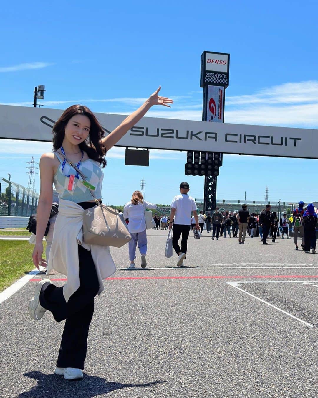 のインスタグラム：「プライベートで初GT🩷✨ 楽しかったぁぁぁぁ🥰 RQちゃん達めっちゃ可愛かった😍 ファンの人の気持ちが分かったよ🥴笑  一緒に行ってくれたみやびたん、 写真撮ってくれたお友達のみんな、 声かけてくれたレースファンの方々、 ありがとうー🥰🥰🥰  #selfie #셀카 #셀스타그램 #소통 #촬영 #레이싱모델 #모델 #일본여자 #japanesegirl #followme #レースクイーン #RQ #吉美あや #モデル #ポートレート #写真好きな人と繋がりたい #ファインダー越しの私の世界 #photography #pic #picture  #SUPERGT #鈴鹿サーキット」