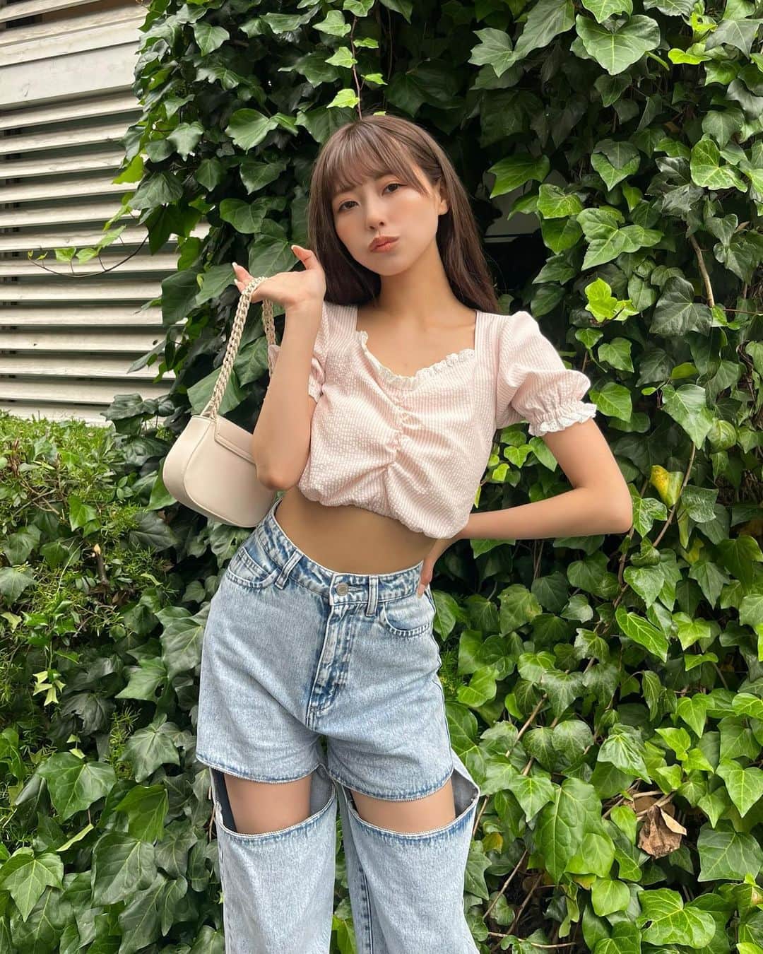 倉田夏希のインスタグラム：「♡  お気に入りのアイテム❤️ 両方ともリアルバイです🫶🏻  トップスはギンガムにピンク、レースっていう 女の子が好きなディティールが沢山詰まって 尚且つショート丈というとこに一目惚れ😍  デニムはホワイトと2色買いしちゃいました…🫶🏻 一癖あるデニムってなかなかないし ゆるっとした形がかわいすぎる…🥺 なかなか無いデザイン性で どんなトップスにも合うから 絶対1本は持っていたいデニム！💕 デニム沢山持ってるよって方でも めっちゃ使えるオススメアイテムです🌼  #Darich #ダーリッチ #コーディネート #大人ガーリー  #骨格ナチュラル #イエベ秋 #コーディネート #coordinate #骨格ナチュラルコーデ  #fashion #ootd #outfit」