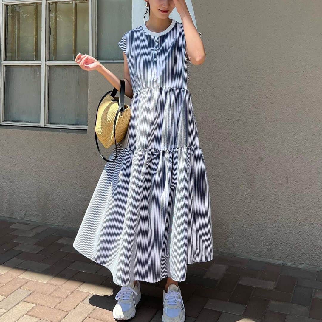 Nagiのインスタグラム：「ティアードワンピース  後ろがリボンになっていて後ろから見ても可愛いよ🥰  onepiece. @classicalelf_official  　　(ブラック系その他 Lsize着)  #classicalelf#クラシカルエルフ#エルフコーデ#タイアップ #uniqlo #gu #zara #ユニクロ #ジーユー #ザラ #zozo #zozotown #zozo購入品 #zozotown購入品 #ワンピース #ティアードワンピース #バックリボン#夏コーデ#プチプラ」
