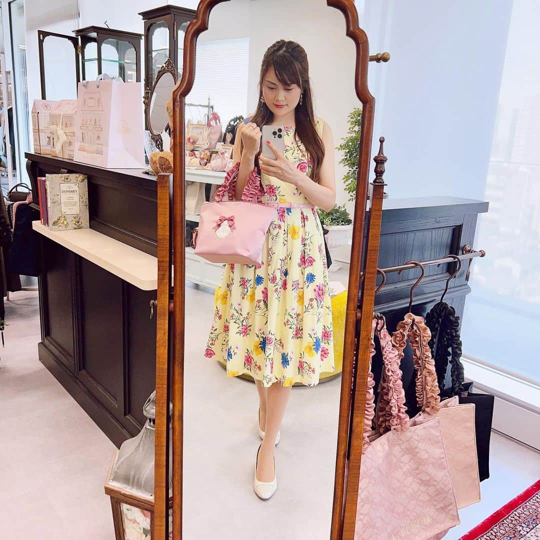 野本愛さんのインスタグラム写真 - (野本愛Instagram)「@maisondefleur_press さんの 2023 Autumn Exhibitionに @princessizu1201 ちゃんと 行ってきたよ🥰✨✨  かわいいバッグやポーチがいっぱいで テンション上がった🥰💕💕  メゾンドフルールのポーチも バッグも使いやすくて 軽いから普段使いだけでなく 旅行先で使うのも 便利だし かわいいから使うたびに 気分上がる🩷🩷  大きなリボンのついた ピンク色のバッグと パープルの花柄リボンのバッグを オーダーしました😊🎀🌸  届くの楽しみ〜✨  #メゾンドフルール #maisondefleur #メゾンドフルールバッグ #メゾンドフルールポーチ #展示会 #展示会巡り #展示会レポート #ピンクバッグ #ピンクポーチ #コスメポーチ #花柄 #花柄コーデ #花柄バッグ #リボンバッグ #ピンク好き #可愛いバッグ」6月7日 19時45分 - himemode