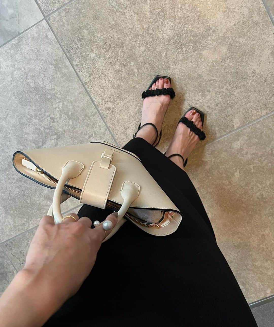 石黒美帆のインスタグラム：「. モノトーンだった日❤︎ ⁡ ⁡ dress#jillstuart bag#paris64world  ring#naturalijewelry  sandal#mirem  ワンピースは袖取ってシンプルにも着られる2way☺️  ⁡」
