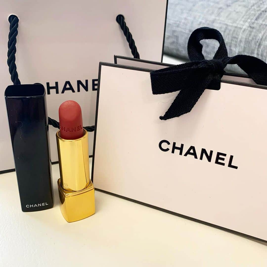 MII MAMAのインスタグラム：「. . . 新しいLIP💄💋♥️ . 色ドツボすぎてたまらん♥️ . #CHANEL ------------------------------------------ 🔎White Style mi mama 良かったらチャンネル登録お願いします🙇🏽‍♀️ #YouTube#ユーチューバー#主婦ユーチューバー#MIIMAMA#チャンネル登録お願いします#2児ママ#年子ママ#ギャルママ#ぎゃるまま#アラサーママ#アラサー#30代#30代ママ#ホワイトインテリア#モノトーンインテリア#シンプルな暮らし#収納#ホワイト収納#イチナナ#イチナナライバー#専属ライバー#主婦ライバー#17LIVE#主婦YouTuber#ママYouTuber#ママライバー#幼稚園ママ#小学生ママ」