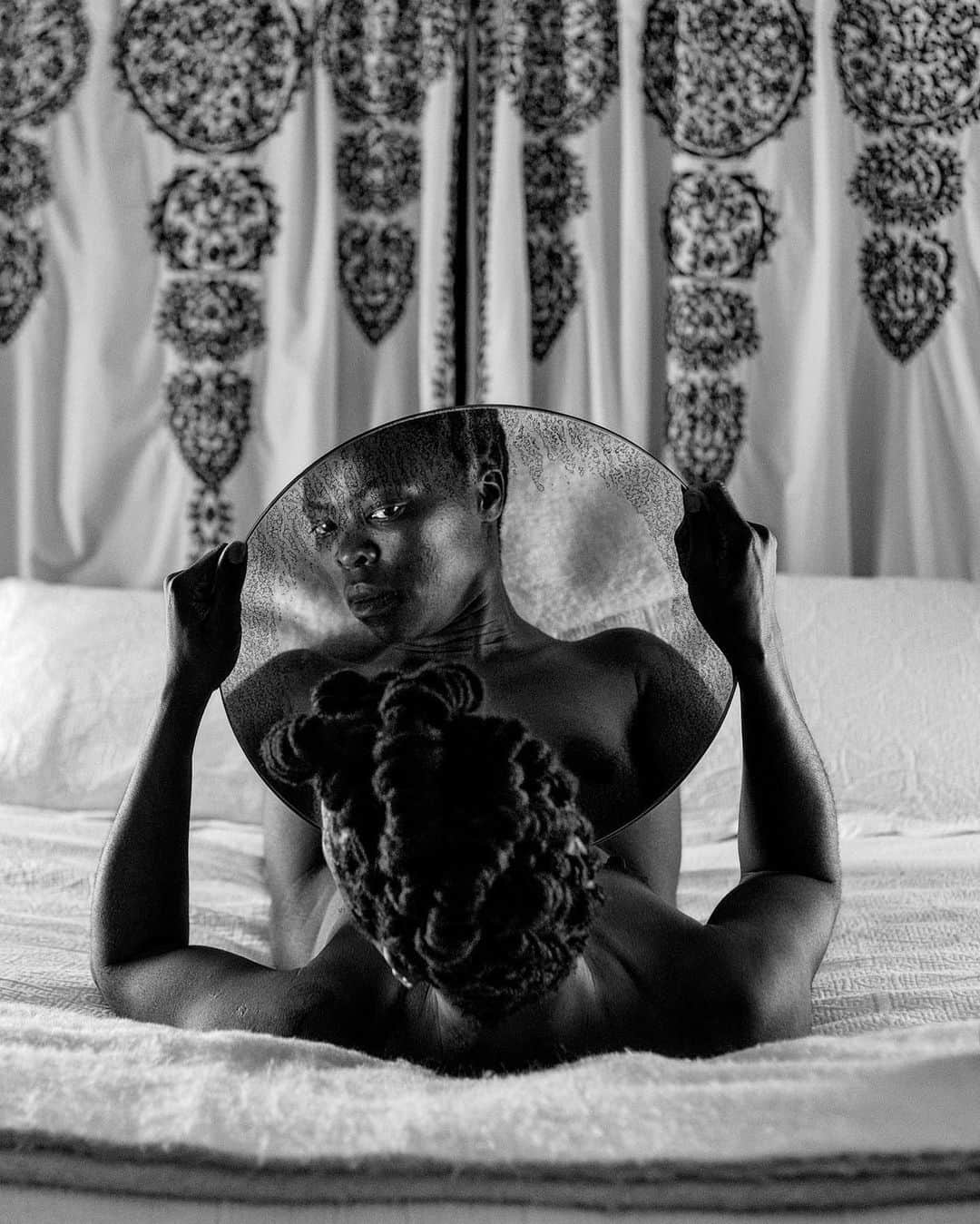 Juxtapoz Magazineのインスタグラム：「“Historically, photography was for those of means, and as a consequence, they got to set the tone, angle, aperture, and narrative behind the captured images. I wanted to change that and say how we as black queers exist in varying social strata, taking away from the narrative of perpetual tragedy. There were no archives that spoke to our existence as productive citizens of our country. It is important for us to show we are present, to be felt, to love ourselves, and acknowledge each other’s presence. I started the series, Brave Beauties, more than a decade ago with the intention of documenting our celebratory moments. Participants felt seen and empowered as they posed confidently and unapologetically in spaces that they lived, loved, and played in.”  @muholizanele in our Summer 2023 Quarterly」