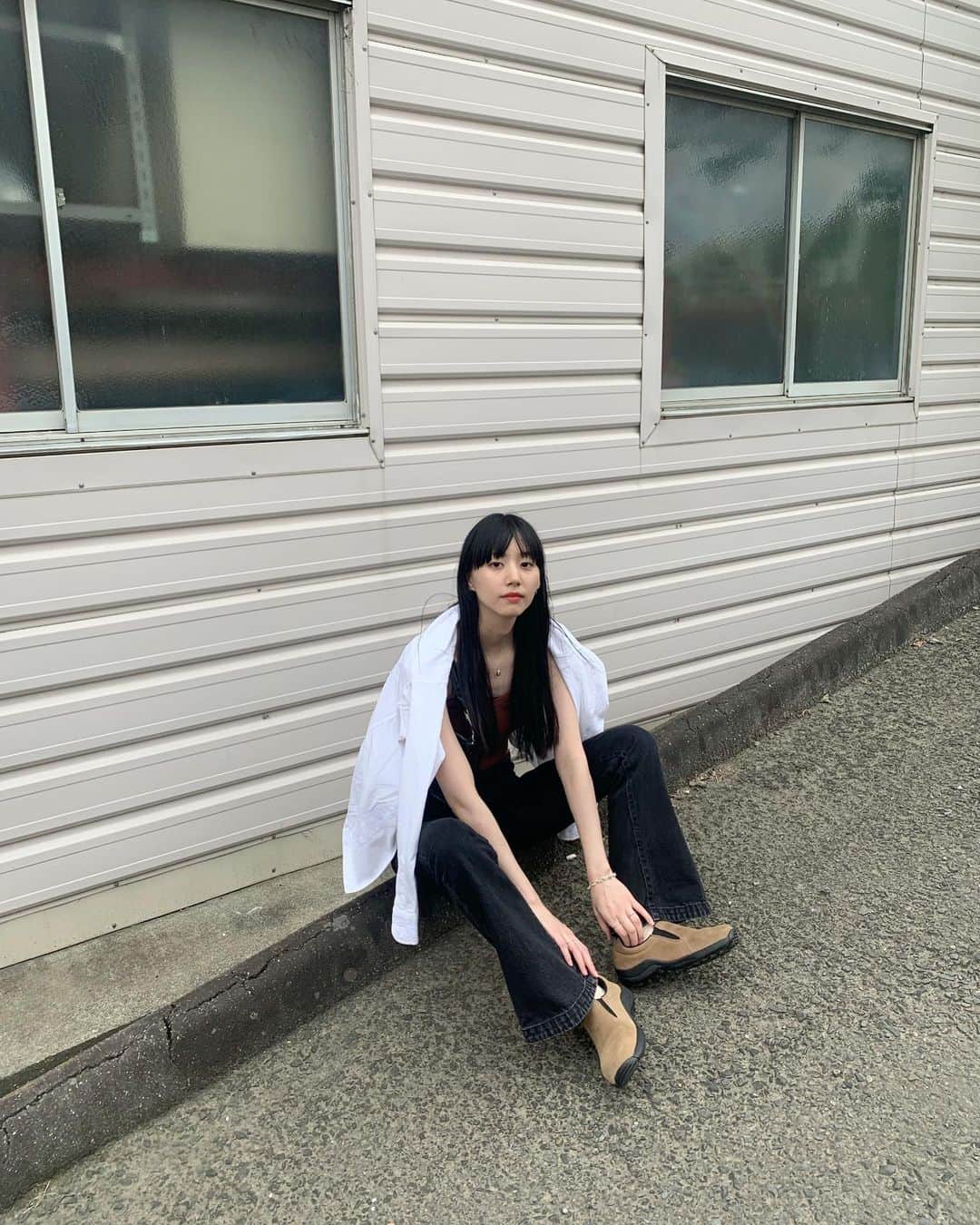 Shiho Sasakiのインスタグラム：「日中は差すような陽射しで暑くて 夜は油断したら肌寒いから 最近の服難しいね🤷🏻‍♀️  #私服」