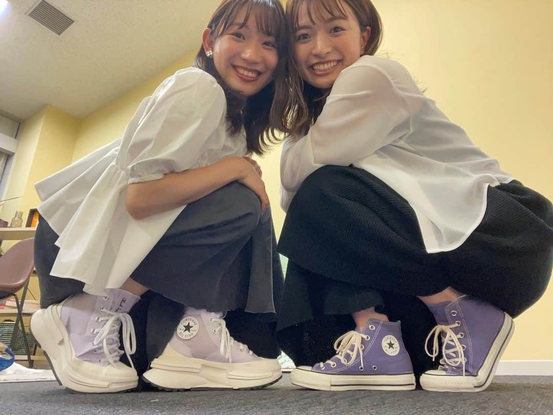 小林茉里奈のインスタグラム：「⭐️ 先月萌ちゃんとボイスマしたとき…打ち合わせなしの #双子コーデ でした🤣💓  2人して紫の #コンバース 👟 私のは韓国旅行で買ったものです…♡  スニーカーでも身長盛りたい私にはぴったりのデザインでした🤭✨  #コンバースコーデ  #converse  #スニーカー #スニーカーコーデ  #韓国旅行 #ソウル旅行   #fbs #福岡放送 #アナウンサー #中谷萌 #小林茉里奈」