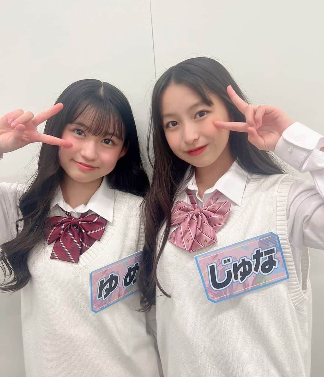 ゆめ & じゅなさんのインスタグラム写真 - (ゆめ & じゅなInstagram)「みなさんっ！！！！  姉妹揃って6月11日に超無敵クラスに出演させていただきますっ！！  わぁー！！！！！✨  まさか2人で出演させていただくことができると思っていなかったのでとってもとっても嬉しいです！！  制服も姉妹っぽく合わせていただきましたっ！！😊  みなさんキラキラしていて、たくさんのことを学ばせていただいたし、なにより収録中とっても楽しかったです！！  6月11日、12時45分から放送、そして TVerでも見ることができるのでぜひぜひ見ていただけるとうれしいですっ！！♡  #野崎結愛 #野崎珠愛 #ゆめじゅな  #姉妹 #超無敵クラス #テレビ #tver  #制服 #仲良し姉妹 #高校生 #中学生  #fjk #sjc #2歳差姉妹 #収録 #楽しい  #ぜひぜひ #みてくださいね #🤍」6月7日 19時49分 - yumejuna