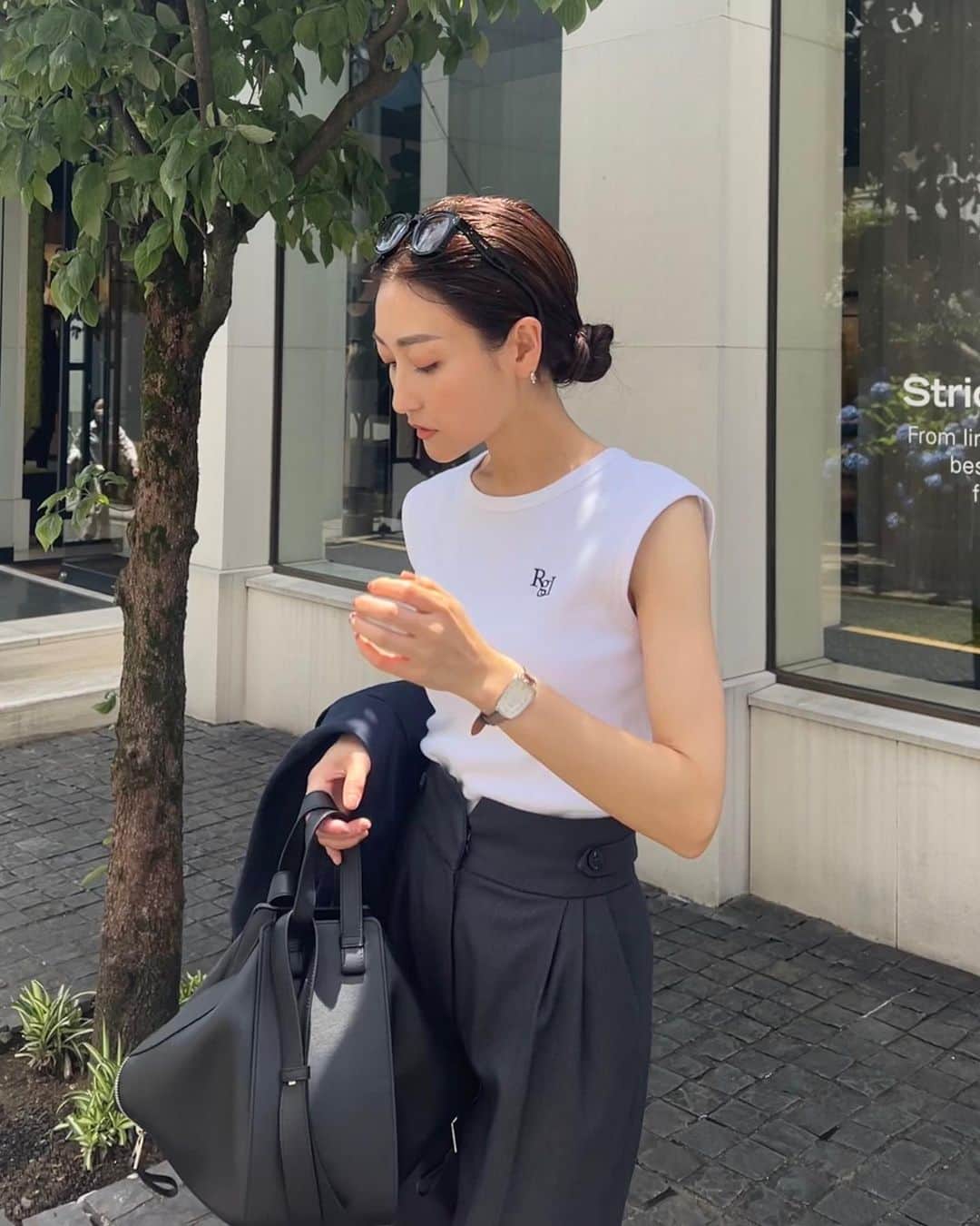 金子麻貴のインスタグラム：「今日から始まったロゴシリーズの予約🤍今年はノースリも出てバリエーションも豊富😍  柔らかいリブ素材で薄手だから猛暑の日にも絶対大活躍✨  定番の半袖、ボーダーTシャツとキャップも追加予約受付中です！！  締め切りは6/9 (金)12:00まで🤍  @re_gleam   #fashion#loewe#zara#regleam#夏コーデ#夏ファッション#ノースリーブ#リブタンクトップ#テーパードパンツ#シンプルコーデ#ママコーデ#ザラ#コーデ」