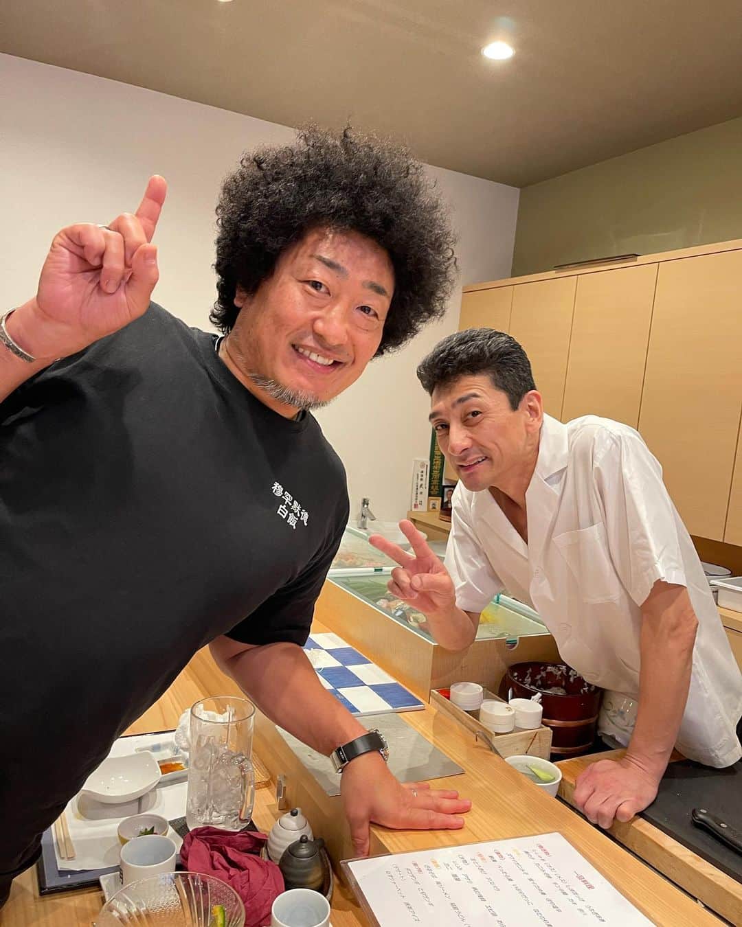 モハメド・ヨネのインスタグラム：「大好きなお店、札幌の『すしほまれ』さん。  先日ひっさしぶりに顔出す事が出来ました。  すすきのから南2条西22丁目に移転しての ニューオープン！！  移転しても、その美味しさと大将の笑顔に変わりはありませんでした。  いや、むしろパワーアップしてたヨネ〜🎵  日本酒￼たらふく、そして北海の幸たんまりいただきました。  娘達の初お鮨屋さんが ほまれさんで良かった。  贅沢にカウンターで食べさせていただき感謝です。  感動の味。  札幌に行く時は是非このお店に。  すしほまれさんホームページ ↓ https://www.sushi-homare.jp/  #札幌グルメ #鮨 #すしほまれ #北海の幸」