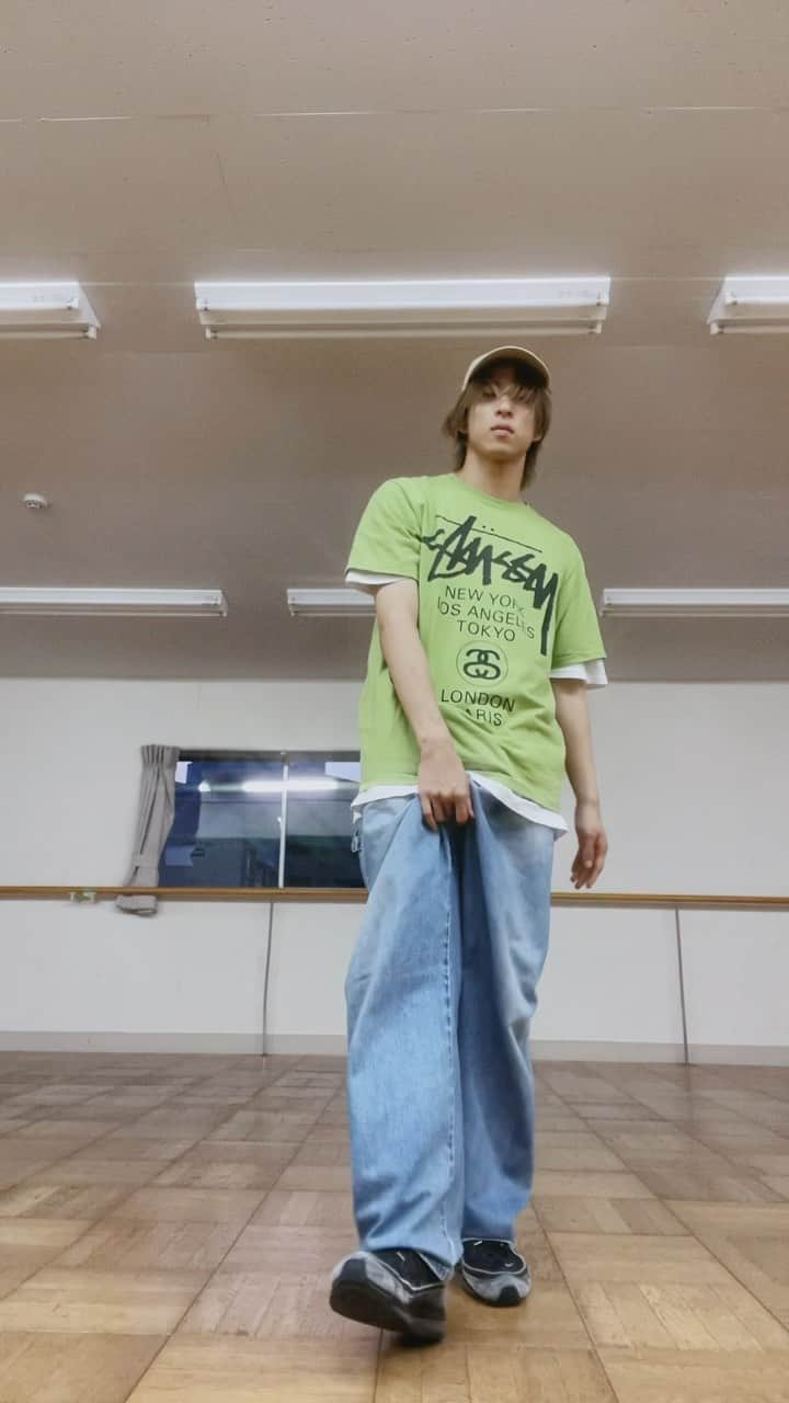 古幡亮（WATWING）のインスタグラム：「Callin' 🌚🥝 - @averywilson   #ryoの自由気ままにチルオドリ #dance#freestyle#freestyledance #callin#averywilson」