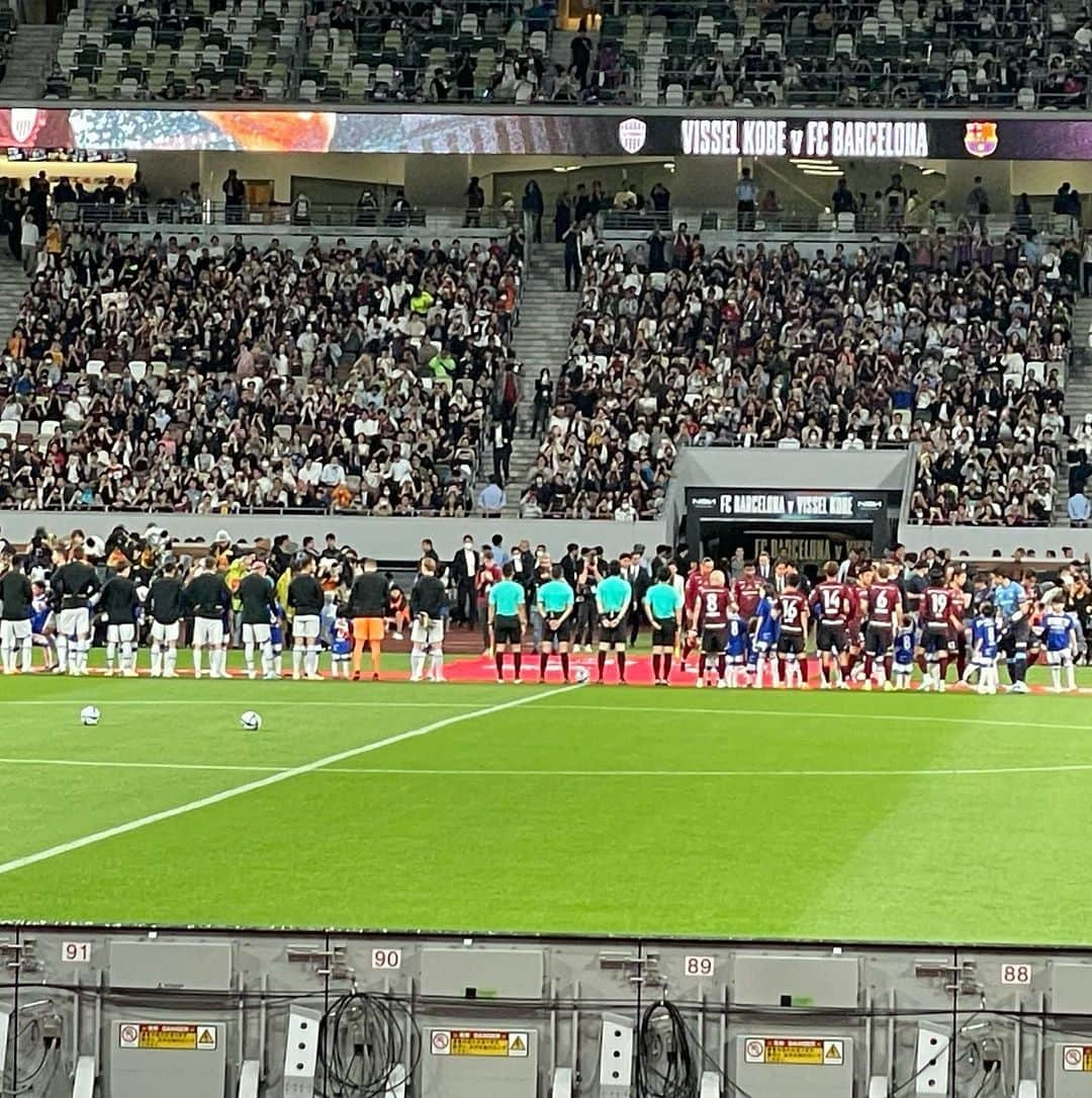 川又智菜美さんのインスタグラム写真 - (川又智菜美Instagram)「バルセロナvsヴィッセル神戸⚽️ みにいってきました🥹✨ ⁡ WOWOW時代、 チャンピオンズリーグダイジェストを担当させていただき ヨーロッパサッカーに出会いました。 そこで大好きになったのがレヴァンドフスキ選手✨ ⁡ 生でいつかはみたい！！と思っていたのですが こんなに早く日本で見られるとは🫣 めっっちゃテンションあがりました！！ ⁡ そしてイニエスタ選手の退団前に こうして観戦することができて良かったです🥺 イニエスタ選手が試合後にピッチを回って サポーターの方々に深くお辞儀をした時は もうなんか、ジーンとしました…！ ⁡ テニスとはまた違う観客席の盛り上がりで とっても楽しかった☺️ やはりスポーツの現地観戦は最高ですね😆 ⁡ #サッカー #バルセロナ #ヴィッセル神戸」6月7日 19時51分 - chinami_k0204