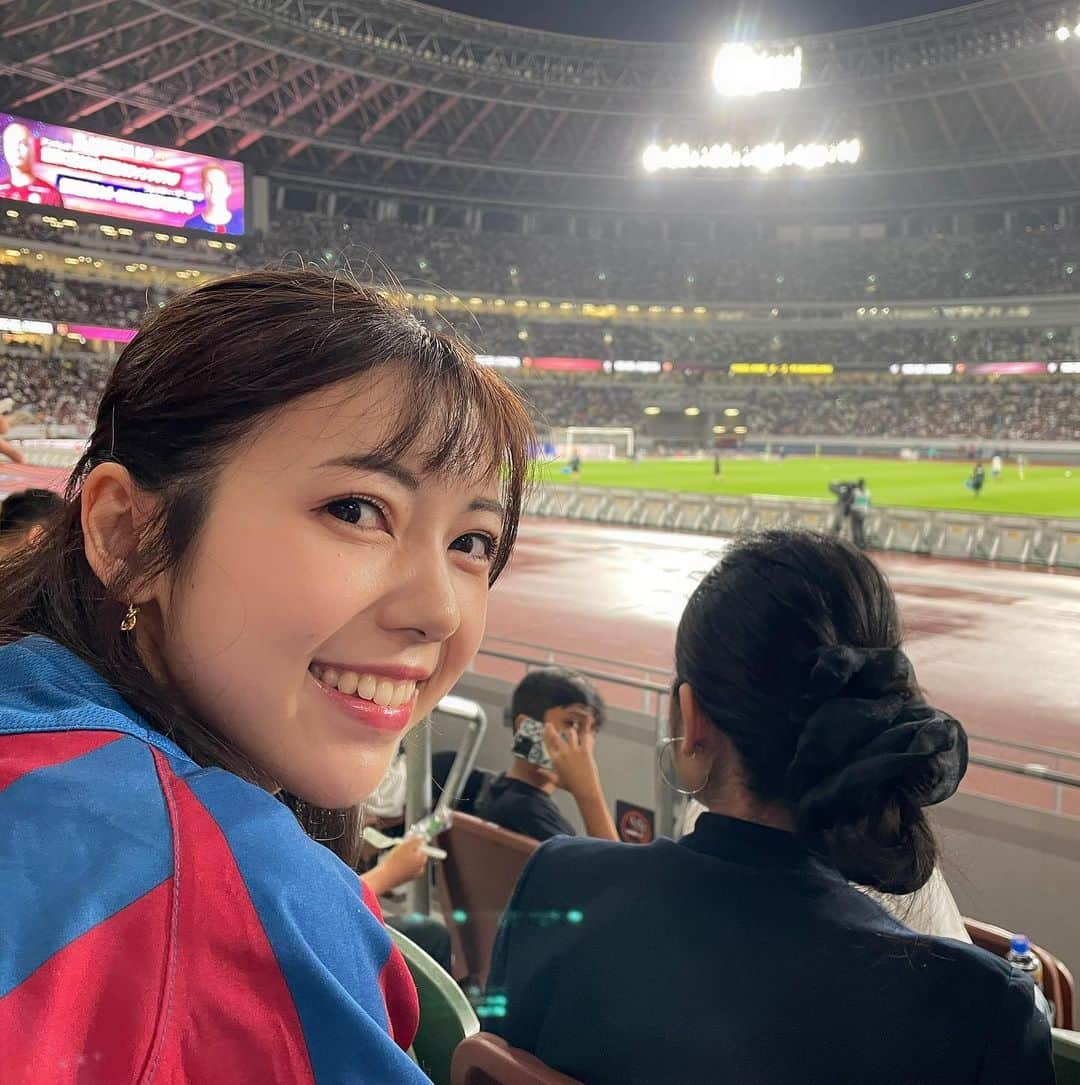 川又智菜美さんのインスタグラム写真 - (川又智菜美Instagram)「バルセロナvsヴィッセル神戸⚽️ みにいってきました🥹✨ ⁡ WOWOW時代、 チャンピオンズリーグダイジェストを担当させていただき ヨーロッパサッカーに出会いました。 そこで大好きになったのがレヴァンドフスキ選手✨ ⁡ 生でいつかはみたい！！と思っていたのですが こんなに早く日本で見られるとは🫣 めっっちゃテンションあがりました！！ ⁡ そしてイニエスタ選手の退団前に こうして観戦することができて良かったです🥺 イニエスタ選手が試合後にピッチを回って サポーターの方々に深くお辞儀をした時は もうなんか、ジーンとしました…！ ⁡ テニスとはまた違う観客席の盛り上がりで とっても楽しかった☺️ やはりスポーツの現地観戦は最高ですね😆 ⁡ #サッカー #バルセロナ #ヴィッセル神戸」6月7日 19時51分 - chinami_k0204