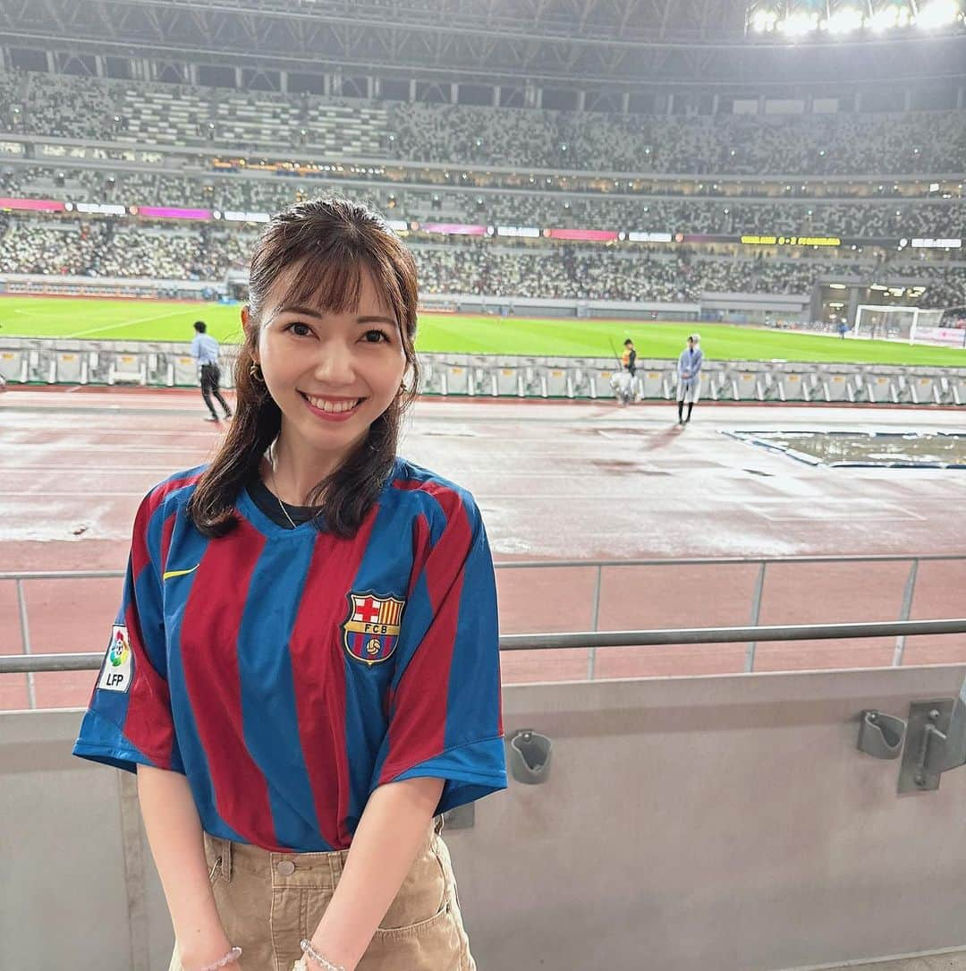 川又智菜美さんのインスタグラム写真 - (川又智菜美Instagram)「バルセロナvsヴィッセル神戸⚽️ みにいってきました🥹✨ ⁡ WOWOW時代、 チャンピオンズリーグダイジェストを担当させていただき ヨーロッパサッカーに出会いました。 そこで大好きになったのがレヴァンドフスキ選手✨ ⁡ 生でいつかはみたい！！と思っていたのですが こんなに早く日本で見られるとは🫣 めっっちゃテンションあがりました！！ ⁡ そしてイニエスタ選手の退団前に こうして観戦することができて良かったです🥺 イニエスタ選手が試合後にピッチを回って サポーターの方々に深くお辞儀をした時は もうなんか、ジーンとしました…！ ⁡ テニスとはまた違う観客席の盛り上がりで とっても楽しかった☺️ やはりスポーツの現地観戦は最高ですね😆 ⁡ #サッカー #バルセロナ #ヴィッセル神戸」6月7日 19時51分 - chinami_k0204