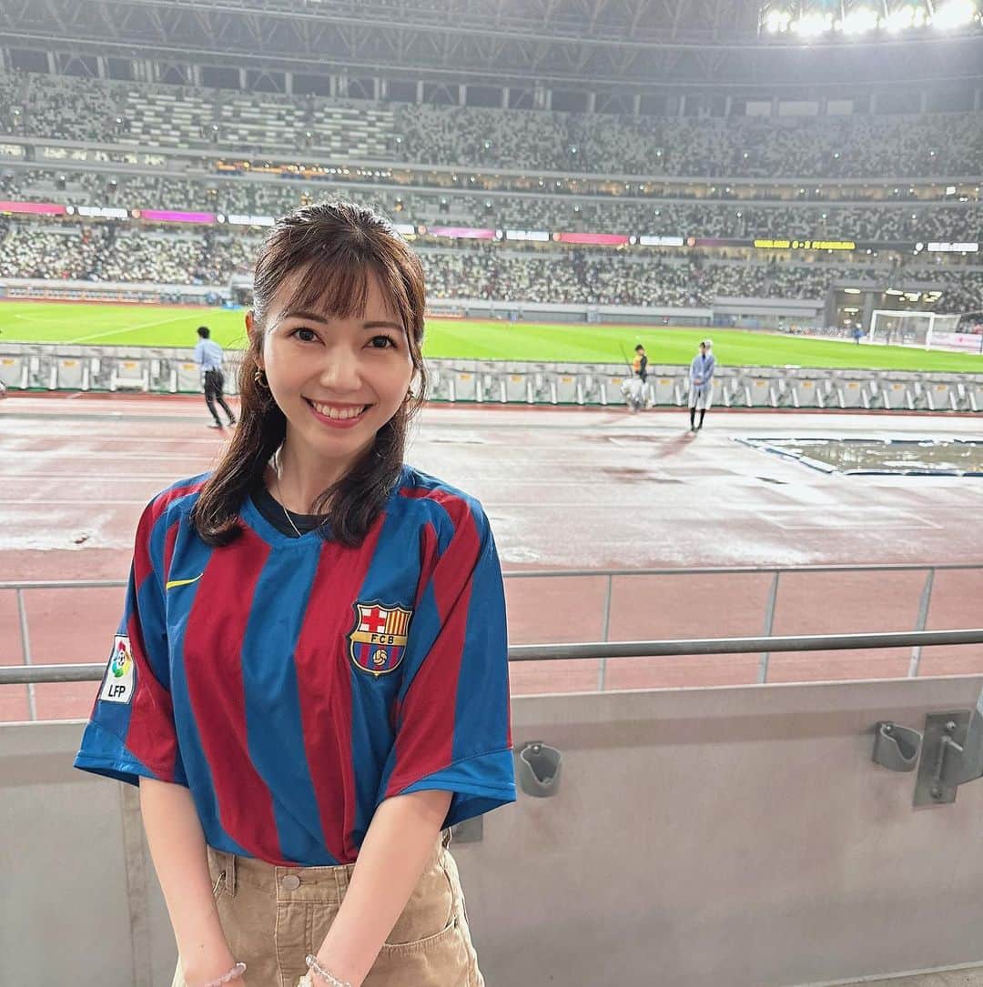 川又智菜美のインスタグラム：「バルセロナvsヴィッセル神戸⚽️ みにいってきました🥹✨ ⁡ WOWOW時代、 チャンピオンズリーグダイジェストを担当させていただき ヨーロッパサッカーに出会いました。 そこで大好きになったのがレヴァンドフスキ選手✨ ⁡ 生でいつかはみたい！！と思っていたのですが こんなに早く日本で見られるとは🫣 めっっちゃテンションあがりました！！ ⁡ そしてイニエスタ選手の退団前に こうして観戦することができて良かったです🥺 イニエスタ選手が試合後にピッチを回って サポーターの方々に深くお辞儀をした時は もうなんか、ジーンとしました…！ ⁡ テニスとはまた違う観客席の盛り上がりで とっても楽しかった☺️ やはりスポーツの現地観戦は最高ですね😆 ⁡ #サッカー #バルセロナ #ヴィッセル神戸」