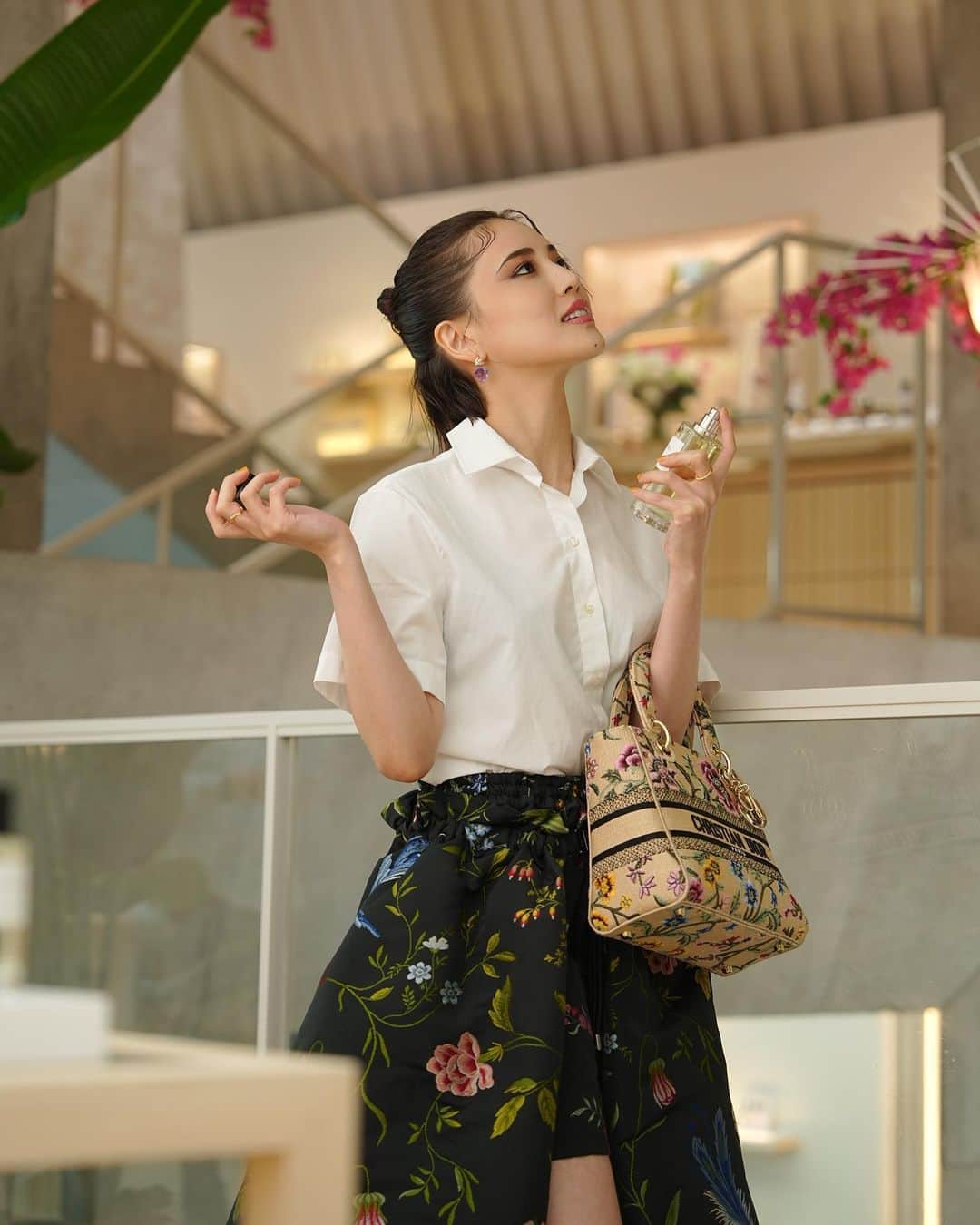 藤井夏恋のインスタグラム：「LE JARDIN DIORIVIERA -ル ジャルダン ディオリビエラ-🩵  ライフスタイルを香りで彩るメゾン クリスチャン ディオールから 新作の香水 “ディオリビエラ” が登場しました！  ローズのグルマンな香りに、いちじくのグリーンな香りがさわやかに香り、とても印象的✨ イチジクのグリーンな香りとローズの香りの調和が素敵なのです。  @DIORBEAUTY @DIOR #メゾンクリスチャンディオール #ルジャルダンディオリビエラ #LEJARDINDIORIVIERA #ディオールファインジュエリー #SUPPORTEDBYDIOR   hair&makeup by @tomoca13  本日はピンクのリップがポイント🩷」
