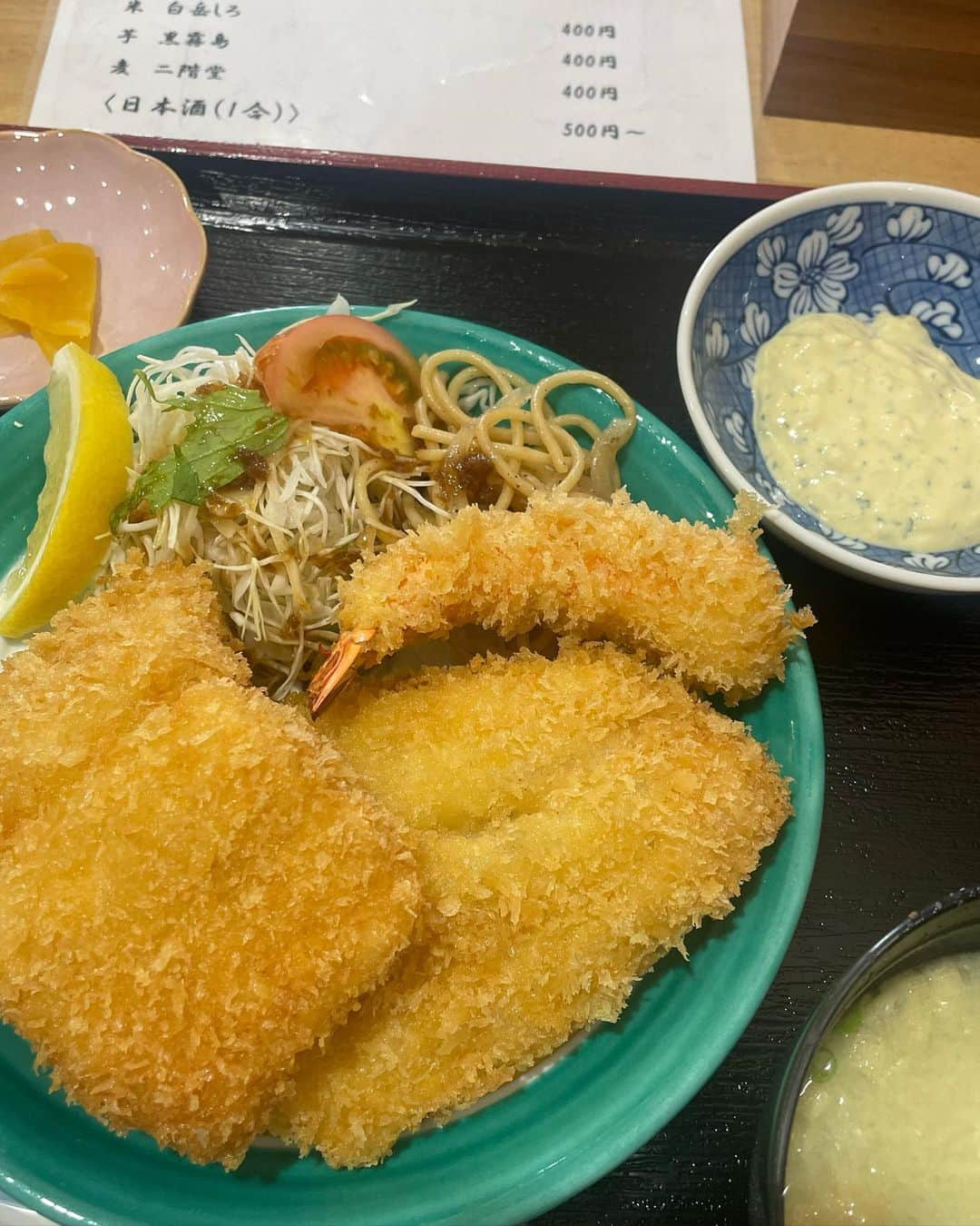 Naoko（なおこ）さんのインスタグラム写真 - (Naoko（なおこ）Instagram)「🍤 🍤 🍤 はるばる となり町まで 白身魚を求めて行く 🐟  たまたま今夜 ローカル情報番組で とりあげられてて しばらくは 混雑が予想されます  今日食べといて よかった〜🤍😭  しゃーわせ🥰  揚げ物を食べて 罪悪感を 取り除くためか プロテイン をたくさん飲んだ🥶  なんの意味もない😩  #お食事処 彩 sai-sai  #熊本グルメ #熊本ランチ #白身魚のフライ  #筋トレ女子 #フィットネス女子#フィットネス#Fitness#筋トレ女子と繋がりたい #筋トレ好き#筋トレ好きと繋がりたい#減量 #くびれ#美ボディ #アラフィフ#アラフィフコーデ#ボディメイク #50代#健康 #熊本 #kumamoto」6月7日 19時52分 - smile_naohibi