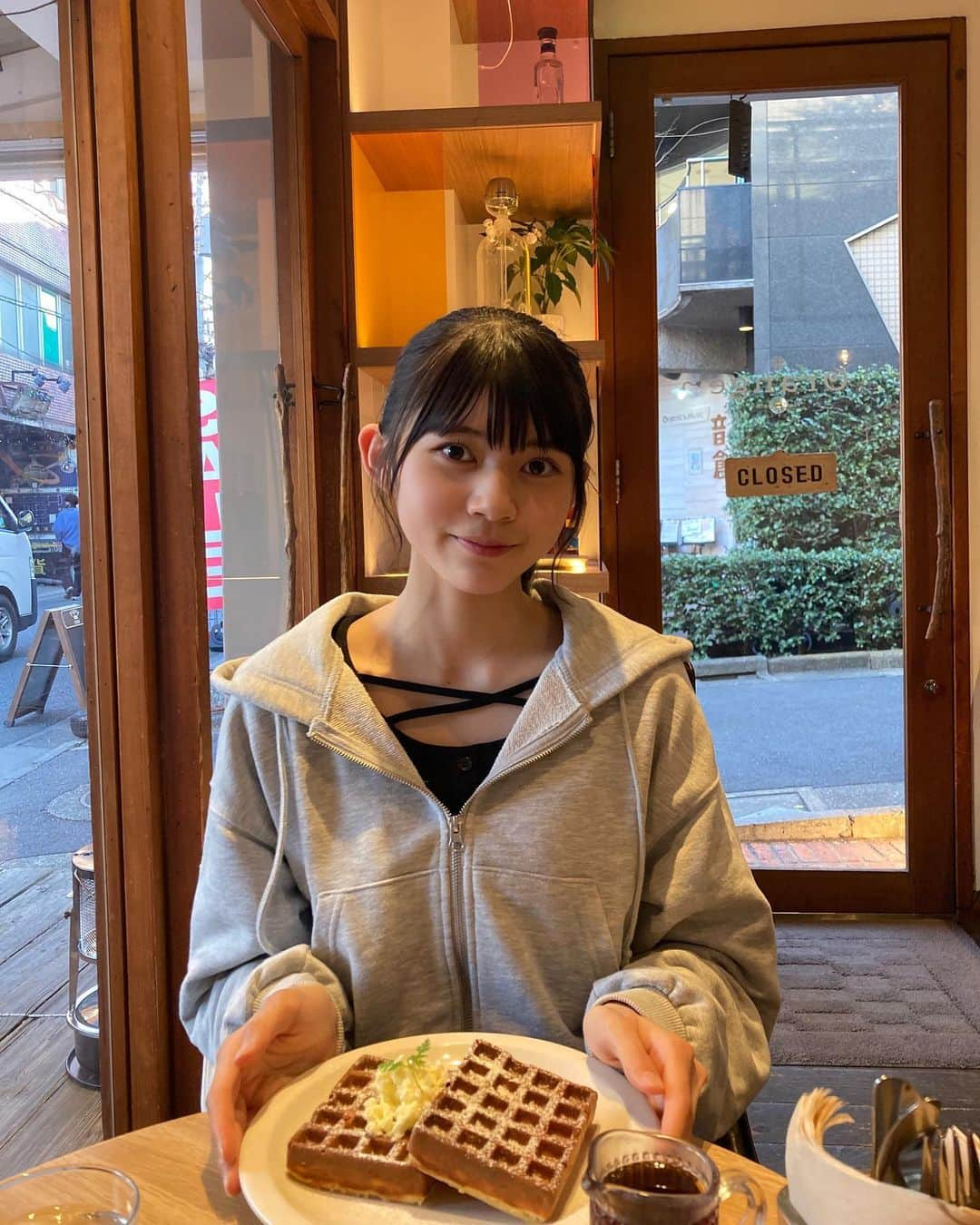 吉本麗南のインスタグラム：「ワッフル食べた時のꔛ  ほんと美味しくてあっという間に平らげました😋  仲の良いお友達が撮ってくれた！  #ニコラ#nicola#ニコラ7月号発売中#ニコモ#吉本麗南」