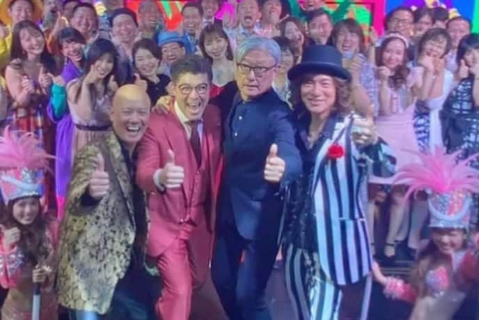 鴨頭嘉人さんのインスタグラム写真 - (鴨頭嘉人Instagram)「鴨頭嘉人デビュー曲『ゴキゲンソング』のPV撮影が最高すぎた😍  ダイアモンド☆ユカイさんと夢の共演💕それを堤幸彦監督に撮影していただく日がくるなんて😭  エキストラの皆んなも大興奮😍  ラストにメインスポンサーの山本隆司さんが堤幸彦監督、ダイアモンド☆ユカイさん、僕に囲まれて記念撮影❤️  このPVは８月公開予定です❣️  間違いなくサイコーな映像になるので楽しみに待っててくださいませ😘」6月7日 19時54分 - kamogashirayoshihito