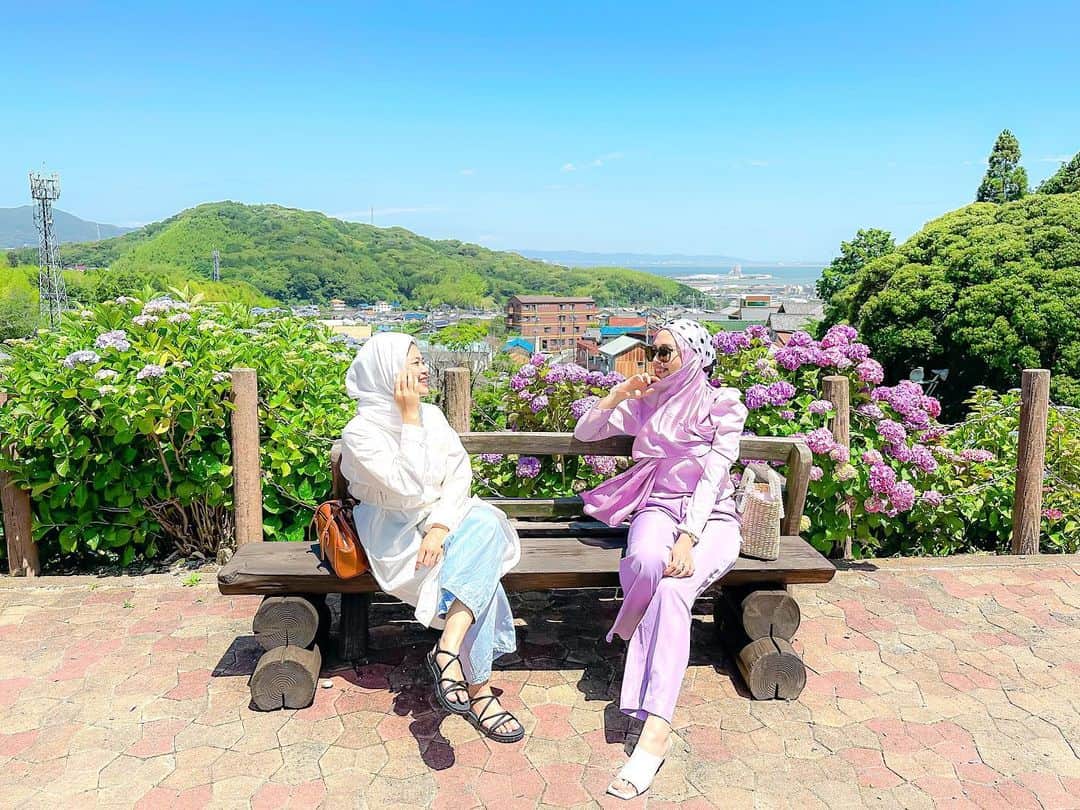 AMIさんのインスタグラム写真 - (AMIInstagram)「❁.*･ﾟ  先週に行った時の紫陽花💜  最近はまた昔みたいに花畑巡りが 始まり写真がお花でいっぱいです(笑)  今月は紫陽花を見に行ったよ😙  数年ぶりにこの場所に行き、リフレッシュできた‼️  📍Katahara onsen ajisainosato  #形原温泉あじさいの里  #愛知 #蒲郡  🅿️有料 💰入場料 500円 📷6月3日撮影     *☼*―――――*☼*―――――*☼*―――――*☼*――― #あじさいまつり #紫陽花の季節 #花畑 #お出かけスポット #旅したくなるフォト #タビジョ #女子旅 #国内旅行 #旅行好き #フォトジェニック #インスタ映えスポット #紫コーデ #ヒジャブ #おしゃれさんとつながりたい #パープルコーデ #大人カジュアル #愛知観光 #アウトドア女子 #フォロー大歓迎 #いいね大歓迎 #genic_mag #genic_japan #ajisai #hydrangeaseason #tabijo #funtotrip #japangram」6月7日 19時56分 - amineko18