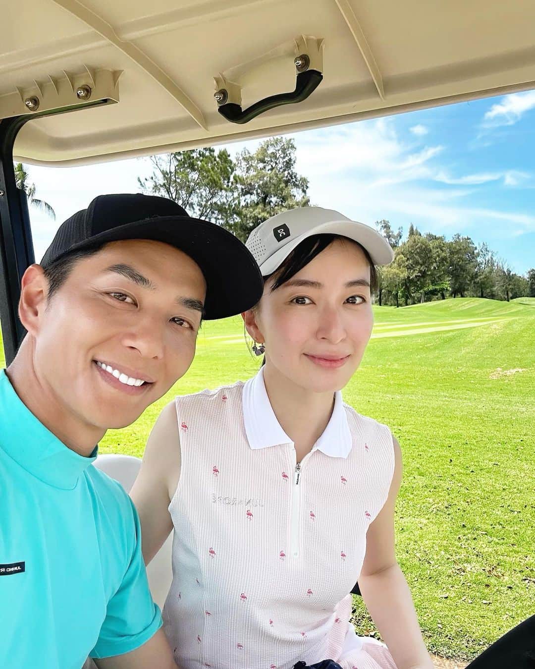 岩間恵のインスタグラム：「この半年間でゴルフ15回くらいまわれたー！ だいたい真也と一緒なのでおそろいコーデ載せとこ⛳️  ウェアはいつも @junandrope  クラブセットは @club_onoff  ドライバーのシャフトのみ @ustmamiyajapan に変えてます🏌️‍♀️  真夏はゴルフ休憩期間に入るので 夏前はあと1回くらいかな、、、☁️  #お揃いウェア #夫婦ゴルフ」