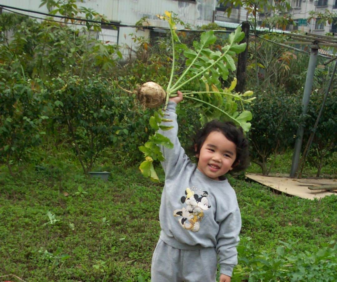 カレン・チェンのインスタグラム：「tb to when i wasn’t afraid of the mosquitos in my grandparents’ garden 🏡」