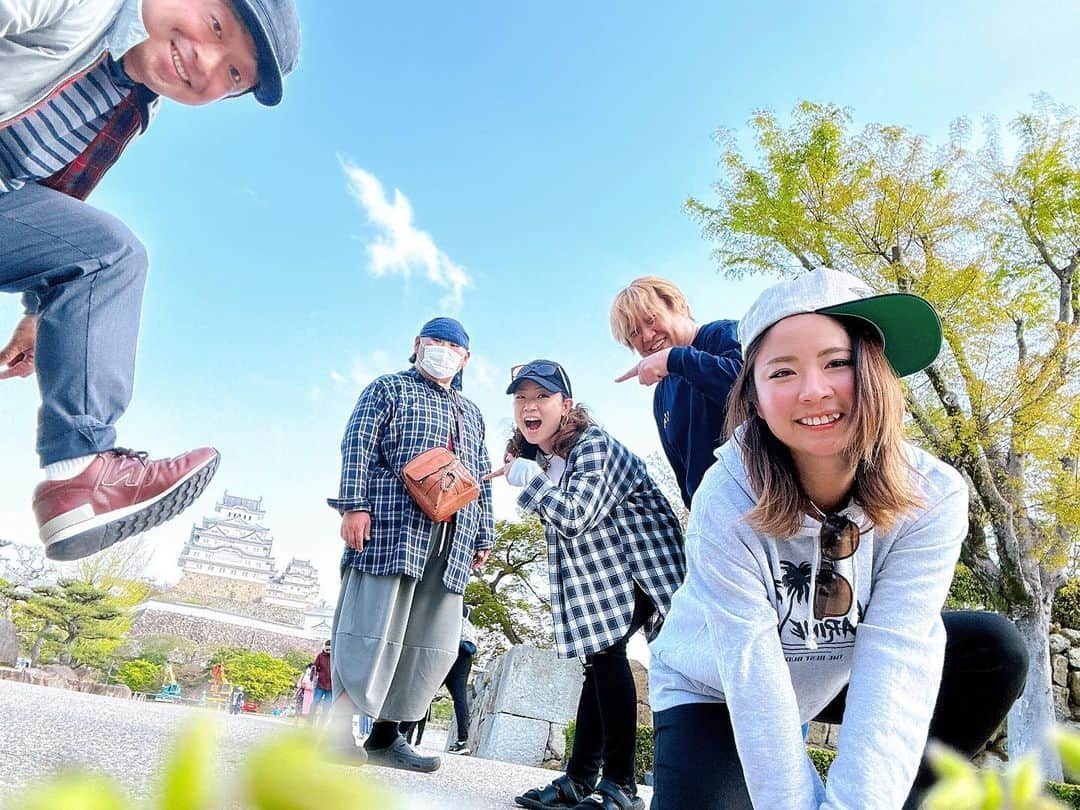 渕上万莉 さんのインスタグラム写真 - (渕上万莉 Instagram)「どどーーん❗️❗️ とグラマラスなわがままバディの白鷺サーモン🎣🐖  兵庫県姫路市家島にある海上釣り堀🎣🛥 #水宝 さんで MADフィッシャー等と狙ってきましたよー🎥🔥  釣り堀で1番大事なのは 『棚取り』☝🏽  皆んなで協力しながら 頑張りました🙌🏽😆😆🎣  OAは テレビ大阪で📺 明日の早朝 6/8 04:05〜04:35です☀️  他の番組ではちょっと放送しずらいシーン盛りだくさんなので㊙️🤫（笑）  色々お許しください😂🙏🏽🙏🏽  #我ら怪傑マッドフィッシャー  #釣り堀水宝 #海上釣り堀 #白鷺サーモン #釣り堀 #姫路  #姫路城 #フッチー #渕上万莉」6月7日 19時58分 - mari_fuchigami