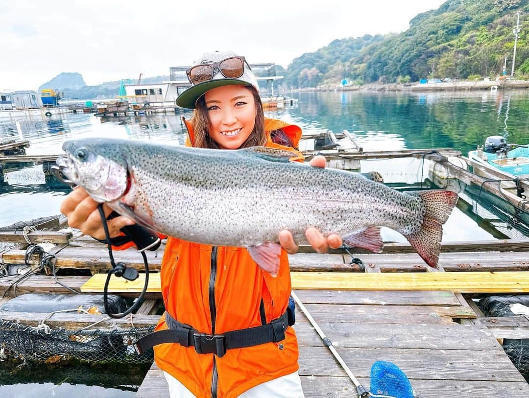 渕上万莉 さんのインスタグラム写真 - (渕上万莉 Instagram)「どどーーん❗️❗️ とグラマラスなわがままバディの白鷺サーモン🎣🐖  兵庫県姫路市家島にある海上釣り堀🎣🛥 #水宝 さんで MADフィッシャー等と狙ってきましたよー🎥🔥  釣り堀で1番大事なのは 『棚取り』☝🏽  皆んなで協力しながら 頑張りました🙌🏽😆😆🎣  OAは テレビ大阪で📺 明日の早朝 6/8 04:05〜04:35です☀️  他の番組ではちょっと放送しずらいシーン盛りだくさんなので㊙️🤫（笑）  色々お許しください😂🙏🏽🙏🏽  #我ら怪傑マッドフィッシャー  #釣り堀水宝 #海上釣り堀 #白鷺サーモン #釣り堀 #姫路  #姫路城 #フッチー #渕上万莉」6月7日 19時58分 - mari_fuchigami