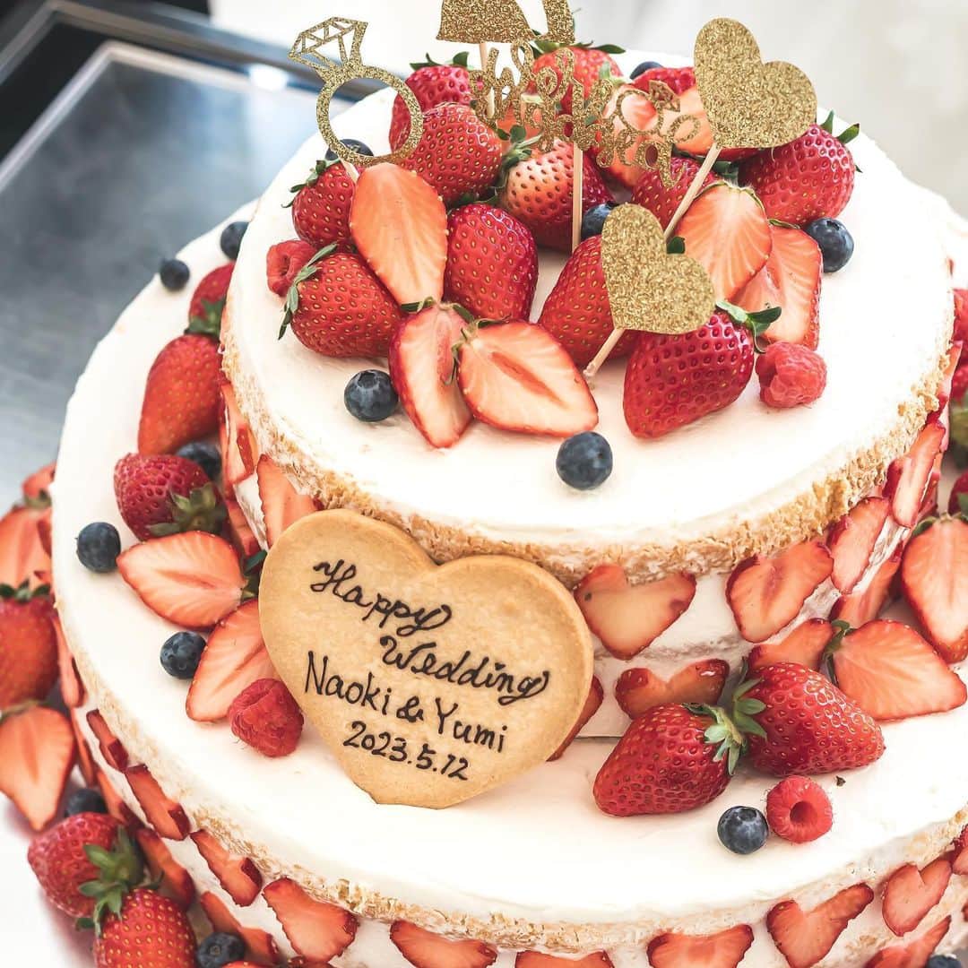 のインスタグラム：「. 苺をたっぷりと使った ウェディングケーキ🍓  ハート型にカットされた苺が ケーキの断面をより可愛くします♡  ----------------------------------  公式HPでは卒花嫁さまの 挙式実例！ #ウエディングレポート を公開中◆* ▼詳しくは @the_leaves_premium_terrace TOPページよりご覧ください*  ----------------------------------  #ふたりの未来を探す旅 #dearswedding#ザリーヴスプレミアムテラス #群馬結婚式場#群馬結婚式#高崎結婚式#前橋結婚式#フィオーレビアンカ花嫁#ウェディングケーキ」