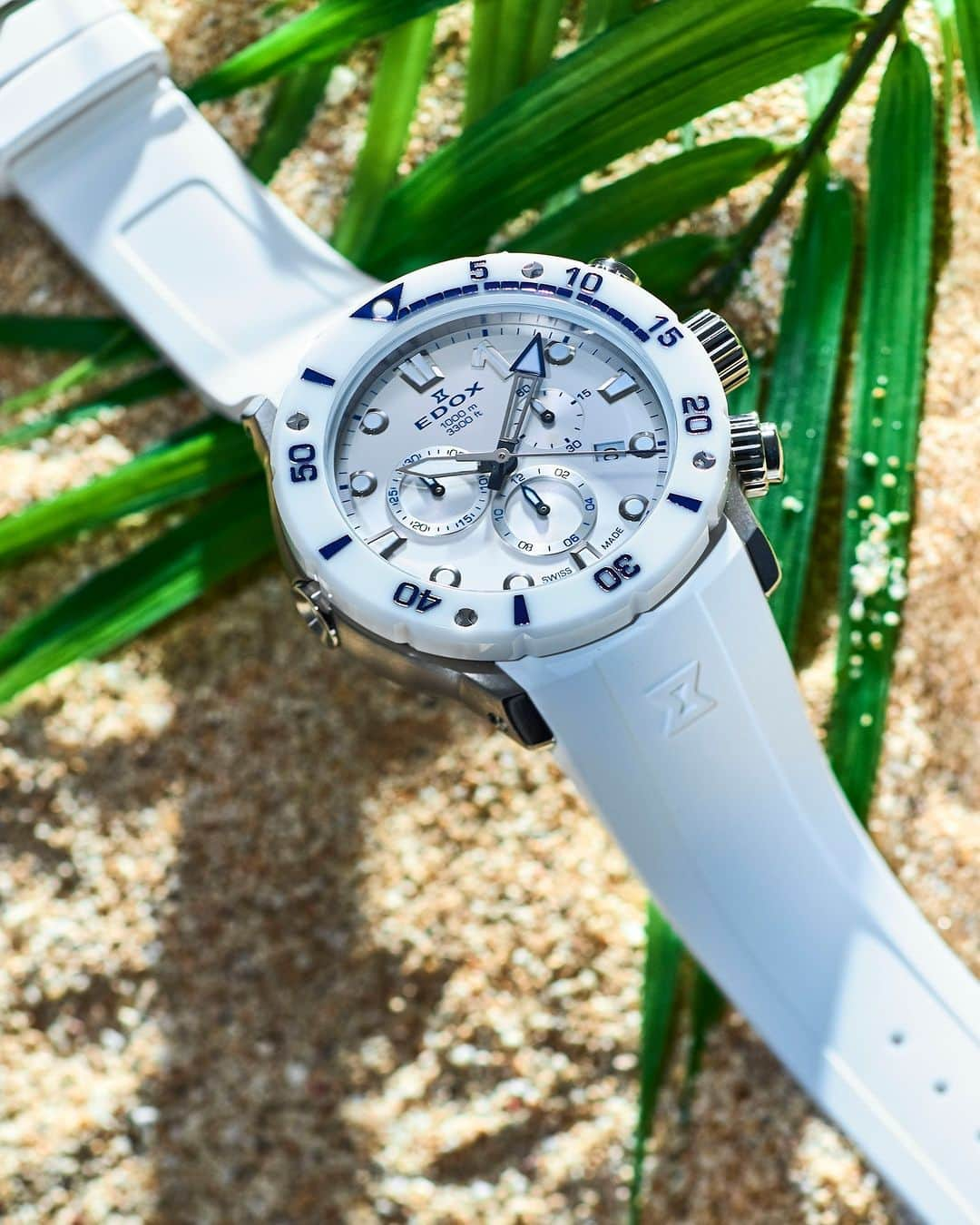 エドックスさんのインスタグラム写真 - (エドックスInstagram)「#クロノオフショア1コレクション CHRONOFFSHORE-1 CHRONOGRAPH  JAPAN LIMITED EDITION  パワーボートレースのタフでダイナミックな世界観を表現した、機能性と防水性に優れた #ハイスペダイバーズ。 ホワイトカラーをベースに、アクセントカラーとしてブルーをあしらった爽やかな印象の日本限定モデルが登場！  ___ #夏と言えばエドックス #EDOX #エドックス #高級腕時計 #防水時計 #ダイバーズ #ダイバーズウォッチ #街ダイバーズ  #クロノオフショア1 #クロノオフショア１  #腕時計コレクション #腕時計のある生活 #腕時計のある人生 #腕時計マニア #腕時計大好き #メンズ腕時計」6月7日 20時00分 - edox_jp