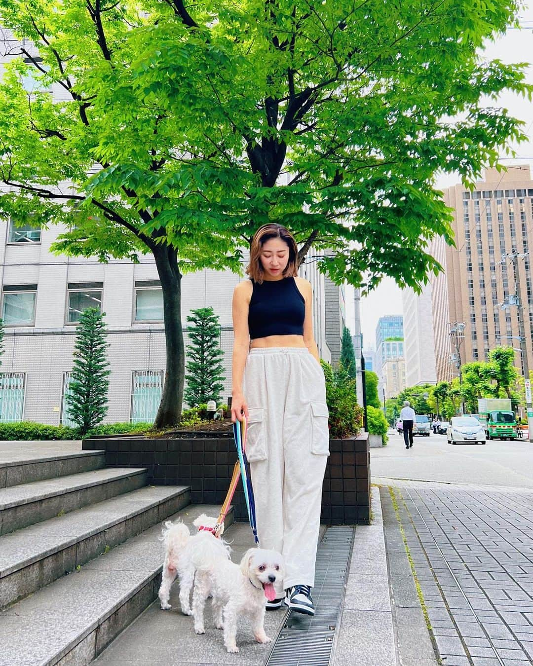 七菜香のインスタグラム：「🐕🍃🫧💘  #ootd #outfitoftheday #dailylook #dogwalker #maltese #momlife #doglover #오오티디 #패션 #강아지 #まるちーず #いぬのいる暮らし #多頭飼い #散歩コーデ #女の子ママ #ママコーデ #ナイキスニーカー」