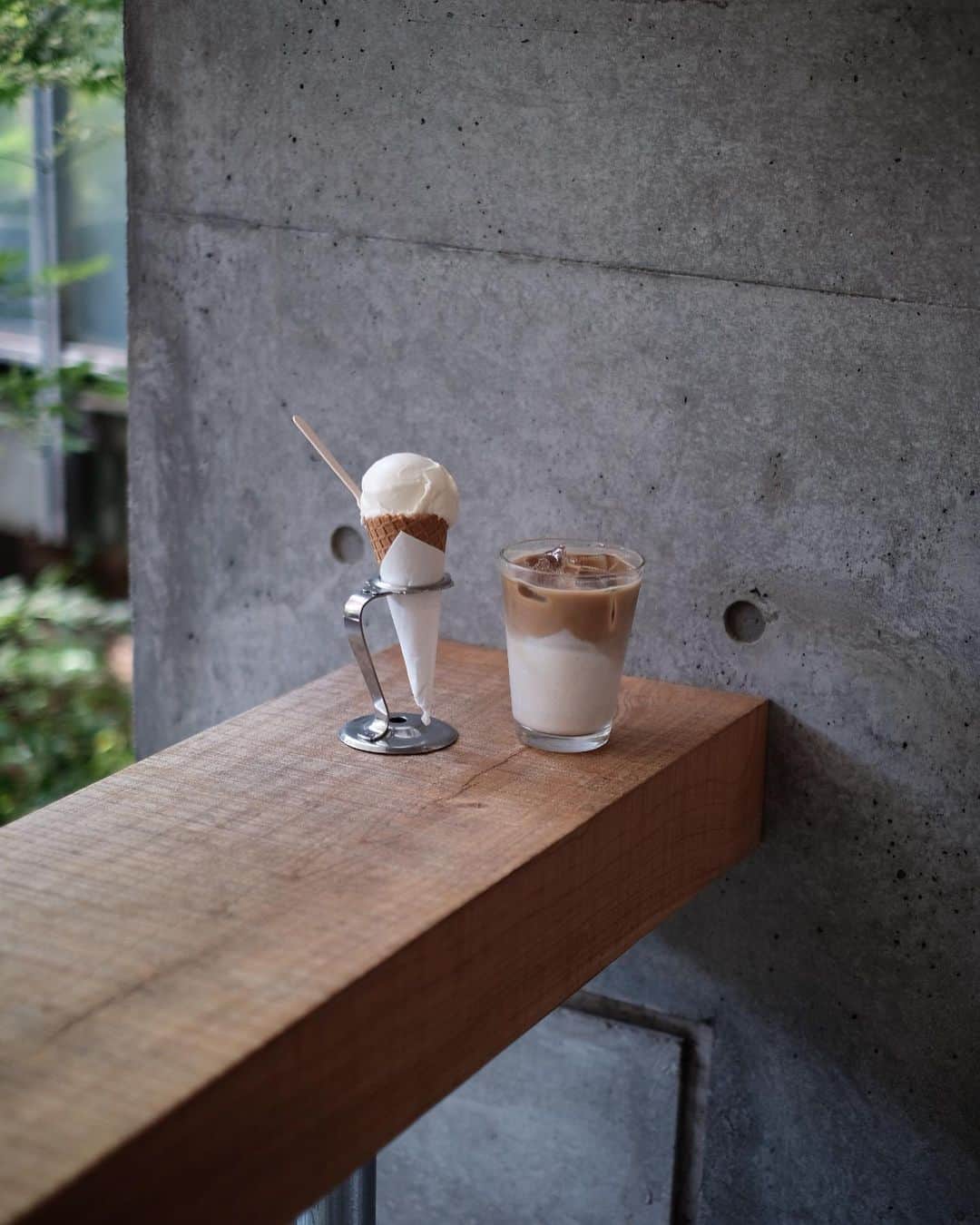 matsukenさんのインスタグラム写真 - (matsukenInstagram)「_✔︎     羽根木に明日グランドオープンする @bole.hanegi さんへ     浅草橋にあるコーヒーとアイスクリームの @cafe.bridge さんの姉妹店☕️     ☑︎アイスラテ ☑︎アイスクリーム(ミルク)     自然に囲まれて木漏れ日がさす テラス席でゆっくりする時間が至福だった。     アイスクリームの種類が増える 明日以降にまた再訪したいと思います🍨     #bolehanegi  #bridgecoffeeandicecream  #matsukencafe」6月7日 20時00分 - ___matsuken