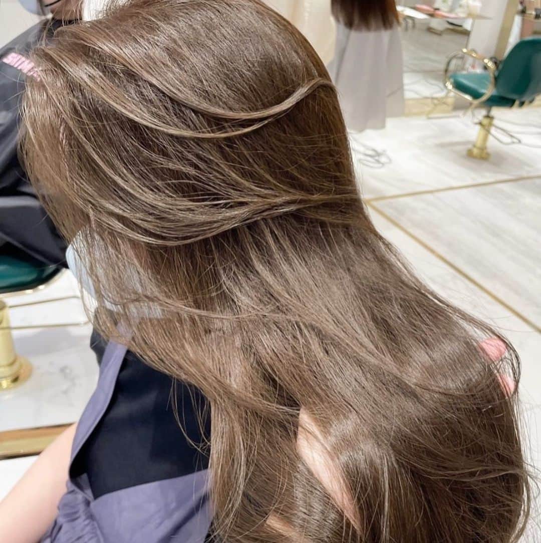 原涼香のインスタグラム：「大人気greige🩶赤味を柔らかく消して透明感up♡ ㅤㅤㅤㅤㅤㅤㅤㅤㅤㅤㅤㅤㅤ ダークトーンでも重くならないのがpoint🤍 カラーのみで明るめを続けると 透明感がよりでます✨ 一回で明るめ希望の方はWケアカラーがオススメです✔︎🤍 ㅤㅤㅤㅤㅤㅤㅤㅤㅤㅤㅤㅤㅤ 🎀韓国HAIR STYLE menu... ㅤㅤㅤㅤㅤㅤㅤㅤㅤㅤㅤㅤㅤ ☑︎カット ワンカールだけでも可愛いこだわりレイヤーカット🖤  ☑︎プレミアムケアカラー(or Wケアカラー) 透明感バツグンのグレージュカラー🩶 ㅤㅤㅤㅤㅤㅤㅤㅤㅤㅤㅤㅤㅤ ☑︎バイカルテトリートメント 韓国人みたいなツヤ髪はバイカルテトリートメントで叶います🖤  ㅤㅤㅤㅤㅤㅤㅤㅤㅤㅤㅤㅤㅤ ご予約はリンクから🫶🏻🔗 ㅤㅤㅤㅤㅤㅤㅤㅤㅤㅤㅤㅤㅤㅤㅤㅤㅤㅤㅤㅤㅤㅤㅤㅤㅤㅤ ㅤㅤㅤㅤㅤㅤㅤㅤㅤㅤㅤㅤㅤ  #SHIMA#韓国ヘア#韓国スタイル#レイヤーカット#ワンホンヘア#ワンホン#ダークトーン#網紅#初カラー#暗髪#ベージュカラー#ラベンダーカラー#グレージュ#オリーブカラー#透明感カラー#銀座美容院#銀座美容室#美容師#시스루뱅#레이어드컷#koreanhair」