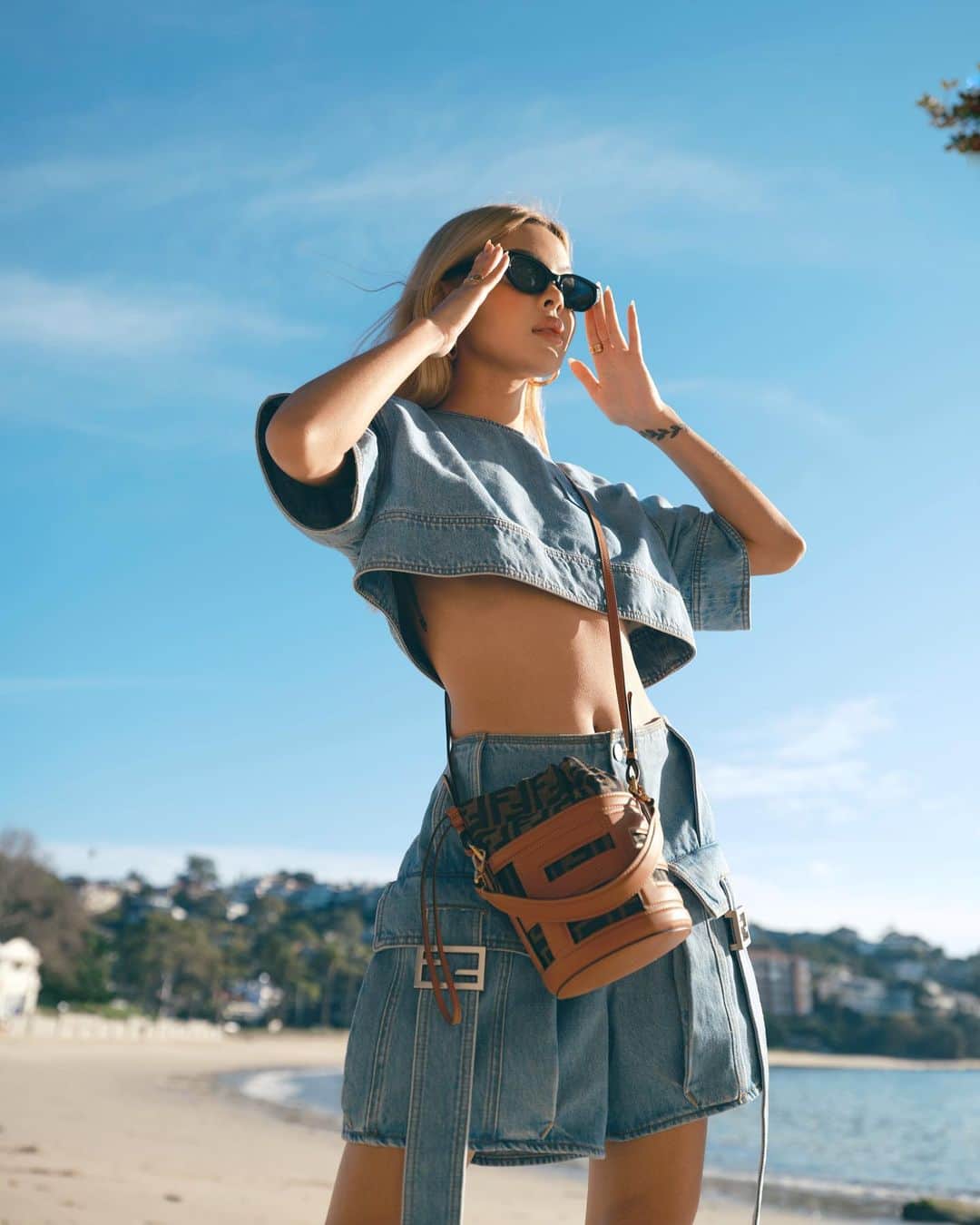 リリーマイマックのインスタグラム：「A #FendiSummer @fendi ☀️ lil bit chilly in Sydney but can still enjoy the morning sun 😇  @mrkimjones @silviaventurinifendi  @delfinadelettrez」