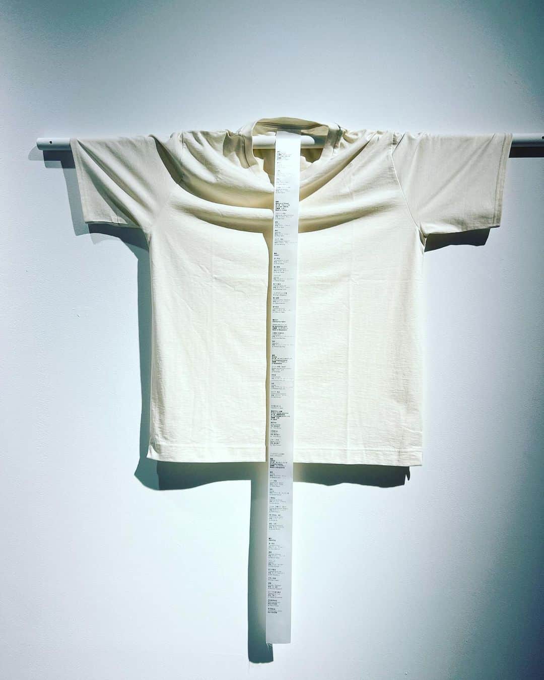 遠山正道のインスタグラム：「TWO DECADES of hidden fashion  @fashionrevolutionjapan  タグTシャツ　一枚のTシャツを作るのに3カ国39工程を経て手元に届く。膨大な知恵と工夫に想いを寄せつつ、たいがいにせにゃーと唸る。#鎌田安里紗さん  @gyre_omotesando」