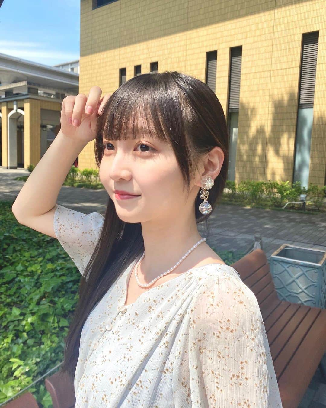 小杉怜子のインスタグラム：「‬🫧 日焼けしたくない〜☂️🔆‬  クイズですデデン(ネ)ッ 写真の場所はどこでしょう？  🫖 ——————————— 【shatkona公式インフルエンサー】  『クリアシャボン玉イヤリング』 ROM･RENARD(ロム･ルナール)さん  『フラワー×淡水パールネックレス』 Perfume accessory(パフューム･アクセサリー)さん ——————————— ✿   #pr #ハンドメイドアクセサリー #シャトコナ #ハンドメイド #シャトコナ公式インフルエンサー #ハンドメイドイヤリング  #ワンピース #いい天気 #どこでしょう #正解は  #青学 #さがキャン #ポートレート #モデル  #photooftheday  #オールナイトフジコ  #小杉怜子」