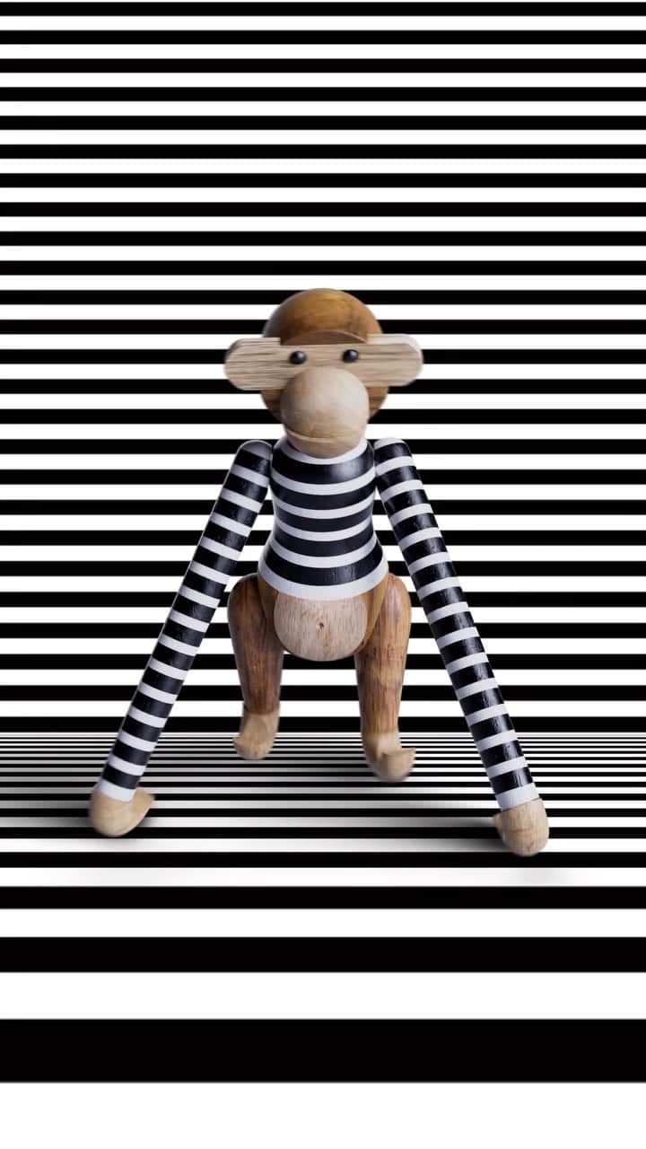 マッツノーガードのインスタグラム：「Icon meets icon. Proud to present Kay Bojesen’s monkey in our #101 t-shirt. Danish designer Kay Bojesen (1886-1958) created his most beloved wooden figure, the monkey, in 1951. It was designed as a coat hanger peg for kids. Today it is a true design classic and a dear friend, following us through life.  At Mads Nørgaard – Copenhagen we are proud to have the chance to dress the monkey. In collaboration with @kaybojesen_denmark the monkey is now wearing our classic #101 t-shirt. The monkey in a painted t-shirt comes in two variants: the original #101 in white with black stripes from 1967 and a new version in black with white stripes, both with red neckline. We call the new version KAY and has put it into production in a sewing room in Korsør (DK). The new KAY t-shirt is exclusively available in @norgaardpaastroget @madsnorgaardberlin @madsnorgaardaarhus and at madsnorgaard.com.    The monkey is produced in FSC®-certified teak and limba wood and comes in three sizes: S (H: 18,5 cm), M (H: 28 cm) & L (H: 47 cm). Every figure is created by hand. No two of them are alike.」