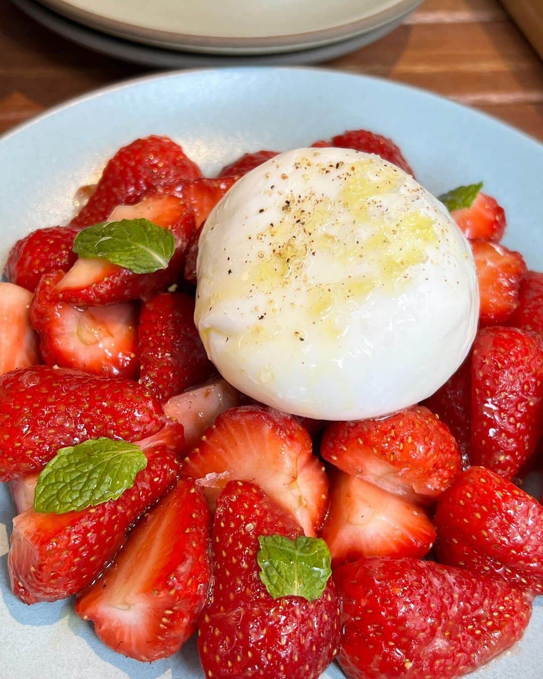 阪口珠美さんのインスタグラム写真 - (阪口珠美Instagram)「.☕️🍓 美味しいいちごにほっぺが落ちました。  日焼けが気になる最近... どうか焼けませんように~  #たまみぐらむ#カフェ巡り」6月7日 20時03分 - tamami_46_official