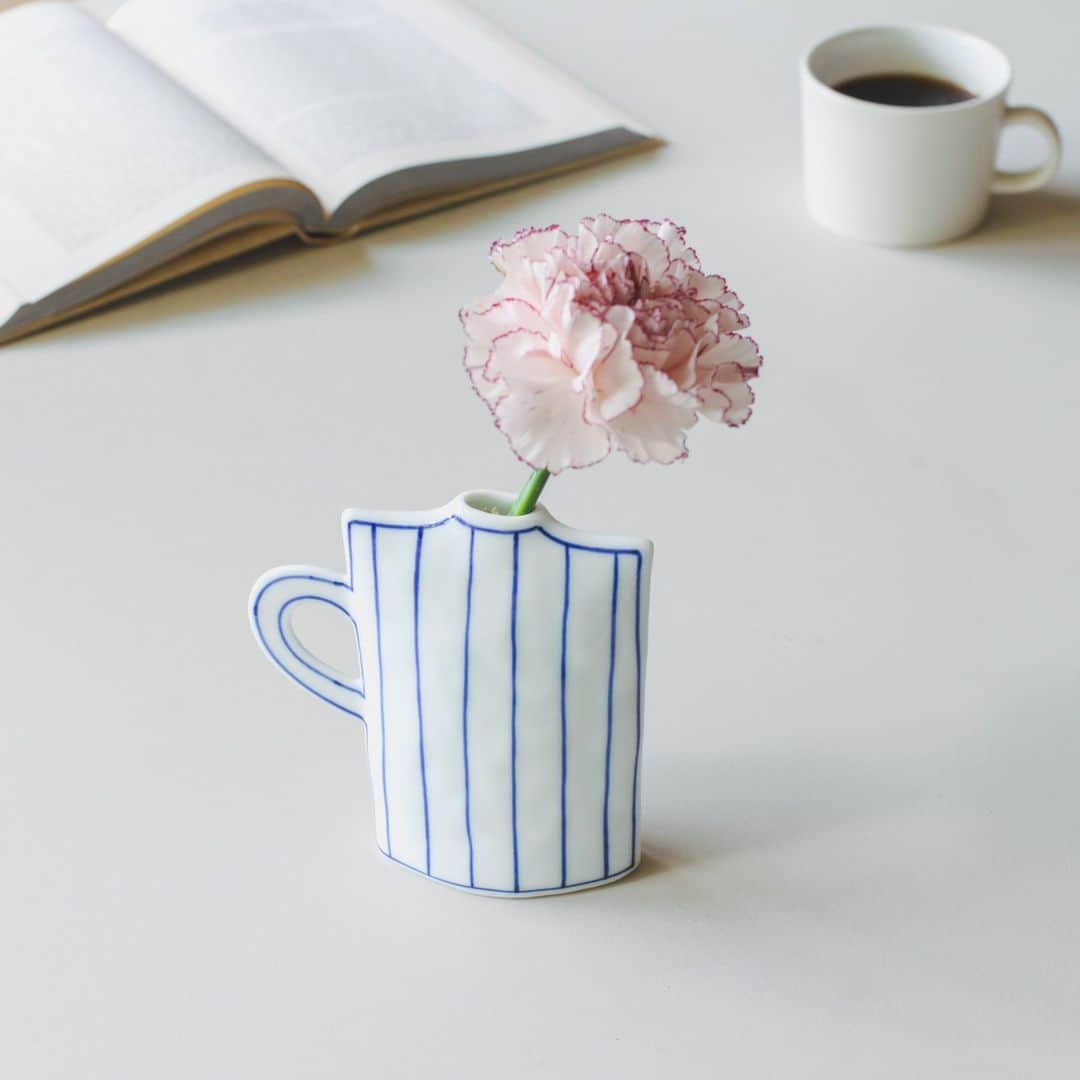 北欧、暮らしの道具店さんのインスタグラム写真 - (北欧、暮らしの道具店Instagram)「【新登場】暮らしの景色にときめきを。 オブジェのような、瀬戸焼の花びん . - - - - - - - - - - - -  本日発売となった、 まるで絵本から飛び出してきたような、 目を惹かれる佇まいの花びん。  描いたそのままが形になった、 ちょっぴり不思議な世界観に 思わず夢中になってしまいます。  シンプルな色使いで構成されているので、 鮮やかなお花とも相性ぴったりです。  花びんそのものが愛らしく、 お花を生けていない様子もアートピースのよう。  お花があるときも、ないときも、 すぐそばで暮らしを彩る存在になってくれます。  ご用意したのは、 柄や大きさの異なる全部で5種類。 お気に入りのひとつを見つけるのもよし、 すべてをきゅっと集めた様子も たまらなく可愛いんです。  この花びんは1919年に創業した、 瀬戸の窯元「眞窯」で作られています。  花びんを作る4代目の加藤真雪さんは、 伝統の技法を引き継ぎながら 「現代の生活で使って楽しい染付焼」を 模索している作家さん。  藍色の絵柄が真白な素地にパッと映えるよう、 濃く強い線が引ける筆を 真雪さんがオリジナルで作り、 ひとつひとつに絵付けされています。  こちらの花びんの成形は、 素地の厚さが気候や型の使用回数によって変わる、 熟練の技が必要とされる方法なんだそう。  それぞれで少しずつ表情の異なる、 一点ものの味わいを 楽しんでいただけたらと思います。 . ーーー 掲載のアイテムはこちら▼ ーーー . ☑︎ 染付のリバーシブル花びん ☑︎ 染付の小さな花びん - - - - - - - - - - - - - - - - - -   ▶︎ お買いものはプロフィールのリンクから ご覧くださいね。→@hokuoh_kurashi . #interior#interiors#livingroom#homedecor#instahome#homewares #眞窯#瀬戸焼 #花瓶#フラワーベース#花のある暮らし#一輪挿し#インテリア#北欧インテリア #リビング#賃貸#賃貸インテリア #マイホーム#インテリア雑貨#家具#シンプル#シンプルライフ #シンプルデザイン#暮らしを楽しむ#日々の暮らし #北欧#暮らし#北欧暮らしの道具店」6月7日 20時04分 - hokuoh_kurashi