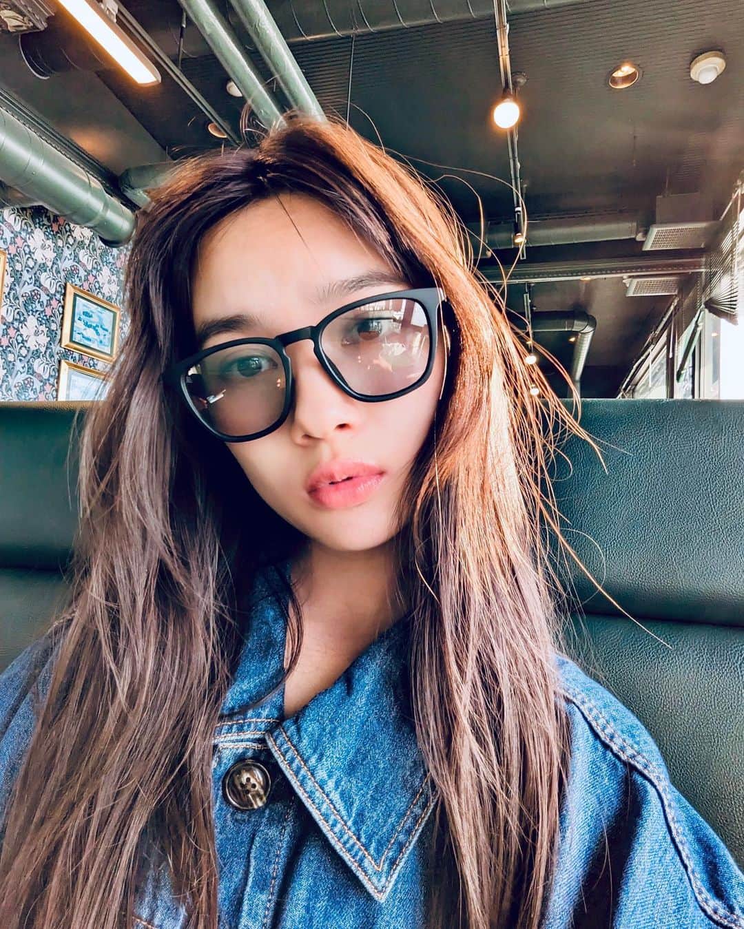 のインスタグラム：「函館行ったらラッキーピエロは欠かせないよね！！！！！！ 函館の潮風で髪の毛がボンバー！🍿アメリカン風👩‍🦱 ボンバーヘアのおかげでラッキーピエロの空間に馴染みました🤡  中学の修学旅行ぶりに行って来たの、歴史とロマン溢れる函館、大好きな街です。#ラッキーピエロ #函館」