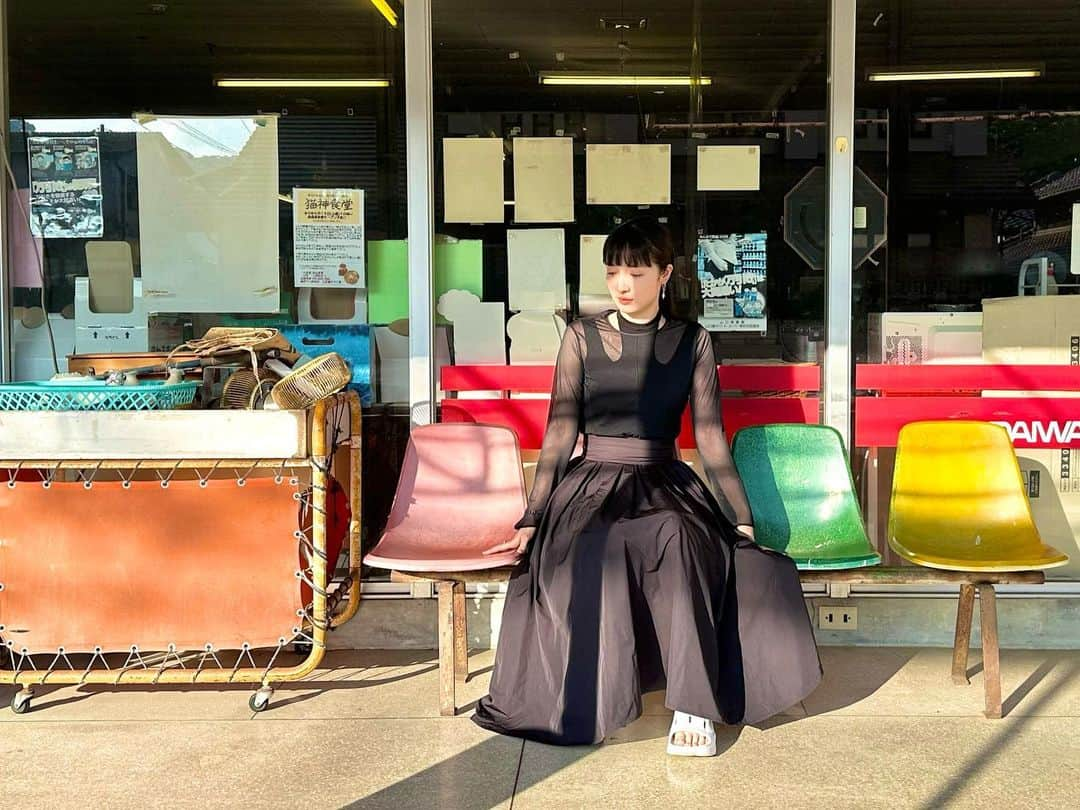 奥村佳恵のインスタグラム：「❤️🖤💚💛 #商店すてき」