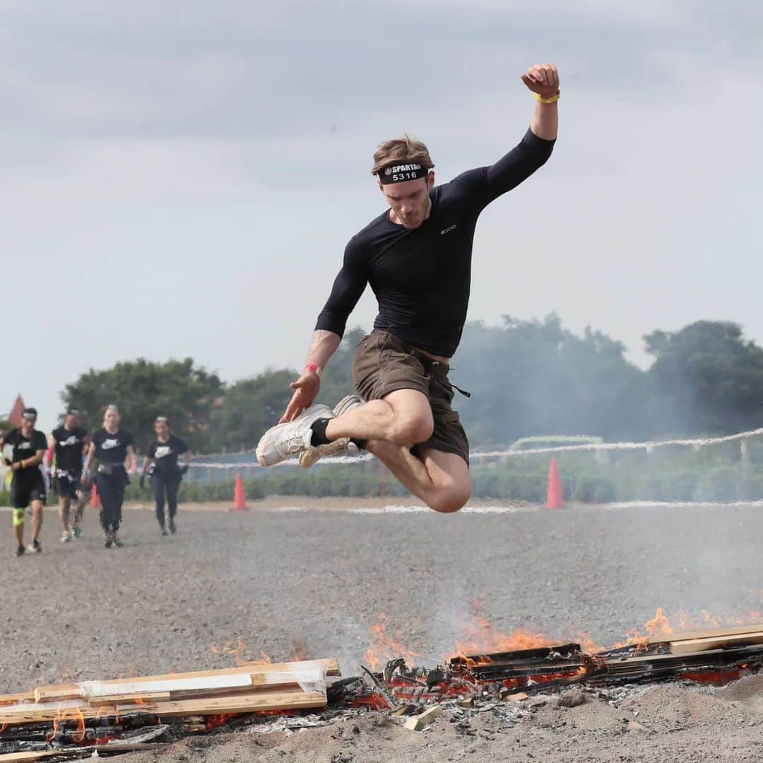 ピューディパイさんのインスタグラム写真 - (ピューディパイInstagram)「Completed my first obstacle race, triumphed over hurdles, felt like a true viking, until the heat turned me into a weakling 😅」6月7日 20時07分 - pewdiepie