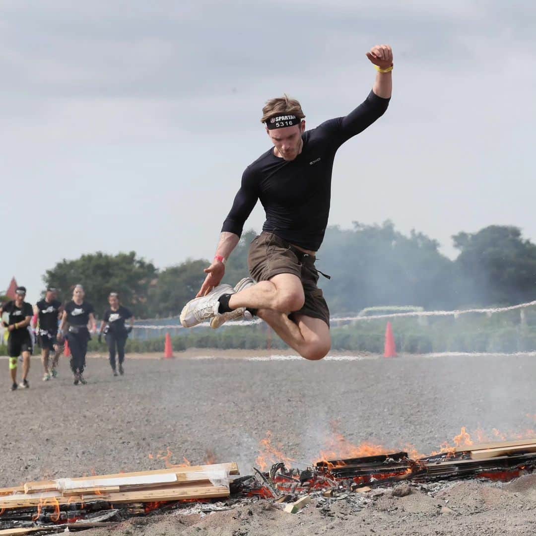 ピューディパイのインスタグラム：「Completed my first obstacle race, triumphed over hurdles, felt like a true viking, until the heat turned me into a weakling 😅」