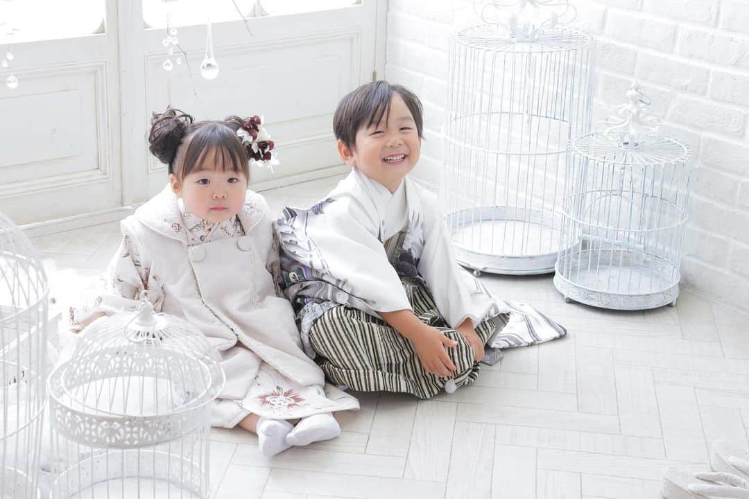 スタジオキャラット 新所沢パルコ店のインスタグラム：「白系の着物で合わせるのも素敵です🤍 ・ ・ ・ スタジオキャラットから、とってもお得なサマー福袋をご用意致しました✨ 6月中の撮影でさらにお得に…🤗  詳しくはホームページをチェック✅  https://www.caratt.jp/happybag/  ---------------------- @caratt_shintokorozawa  ・ ・ ・ #スタジオキャラット  #スタジオキャラット新所沢パルコ #フォトスタジオ #記念撮影 #着物 #ドレス #スーツ #七五三 #お宮参り #100日 #お食い初め #振袖 #卒業袴 #入卒 #ベビーフォト #バースデーフォト #家族写真 #前撮り  #写真好きな人と繋がりたい  #思い出の一枚 #何気ない瞬間を残したい #ストーリーフォト #子育てぐらむ #コドモノ #親バカ部 #こどものいる暮らし #ママリ #studiocaratt  #kidsphoto」