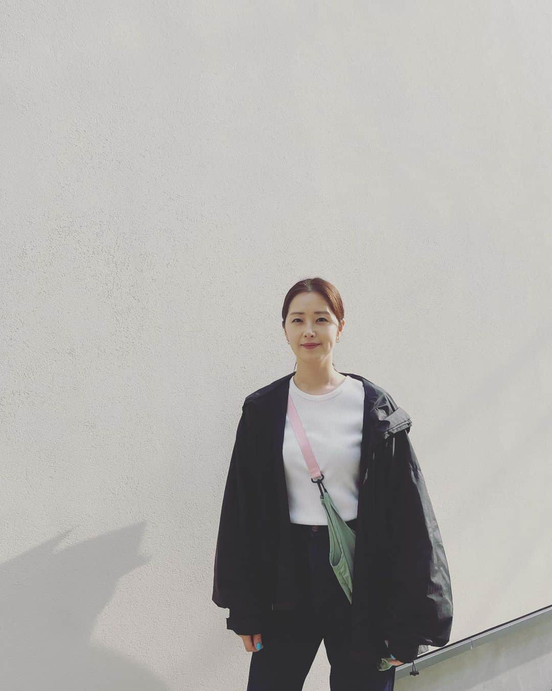 笛木優子さんのインスタグラム写真 - (笛木優子Instagram)「今日は天気良いですねー！☀️  でも紫外線が気になります💦 私は去年、日焼け止めを塗らず出歩き、顔、手、腕が小麦色に、、（古い？）　 今年は絶対焼きたくない…でも日焼け止めを塗るのは面倒くさいあなたに、いい物見つけました〜！🌞　  軽くてコンパクトで、日焼けも防げて最高です🤗  #UVカットパーカー @cbp.tokyo  #日焼け防止 #絶対焼かない」6月7日 11時19分 - yukofuekiyumin