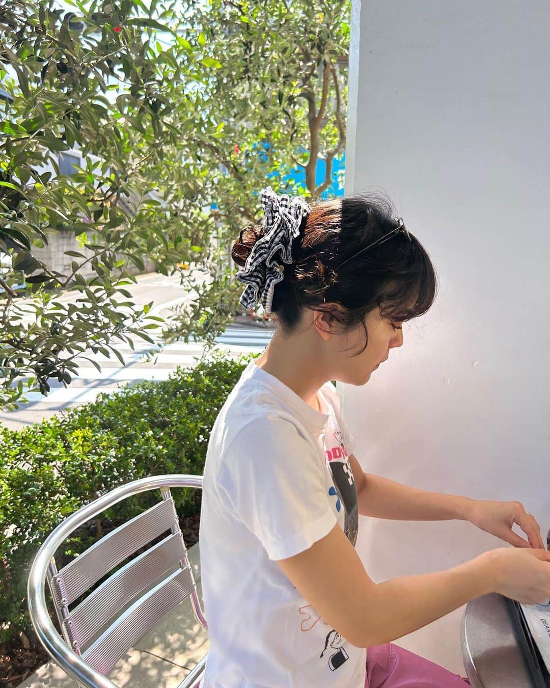 長澤メイのインスタグラム：「ちょーかわいいシュシュ🎀💕 @youka50   #シュシュ #ヘアアクセサリー」