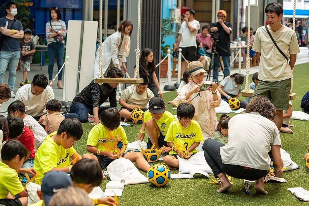 石川直宏さんのインスタグラム写真 - (石川直宏Instagram)「『エコネット・フェス』  日曜日は浜松へ。 中部日本プラスチックさん @econet.project のエコネット・フェスに参加させていただきました🌏✨  モルテンさんが開発した、リサイクル素材の組み立て式サッカーボール【MY FOOTBALL KIT】を活用した体験型ワークショップを開催⚽️♻️  素材に触れ、コミュニケーションを図りながら組み立てる楽しさ、組み立てたボールを蹴る喜びや裸足で触れる感触。  笑顔溢れる素敵な時間になりました🙌  終了後は、中部日本プラスチックのエコアンバサダーで、アドベンチャーワールドの「サステナブルSmileアンバサダー」に就任した平原依文ちゃんがモデレーターとなり、アドベンチャーワールド副園長・中尾さん、中部日本プラスチック社長・雪下さんとエコトークセッション🎤  【Return to The Earth】をテーマに、ご来場の皆さんと一緒にサッカー同様正解のない(いっぱいある)手段や取り組み・アイディアを、目的に向かって共有し合う時間に。  ご来場いただいた皆さん、ワークショップにご参加いただいた皆さん、関係者の皆さん、素敵な機会をいただきありがとうございました☺️🤙  浜松→飯綱へと続く...  #エコネットフェス #MyFootballKit #molten #モルテン #ReturnToTheEarth #NaohiroIshikawa #石川直宏」6月7日 11時23分 - sgss.18
