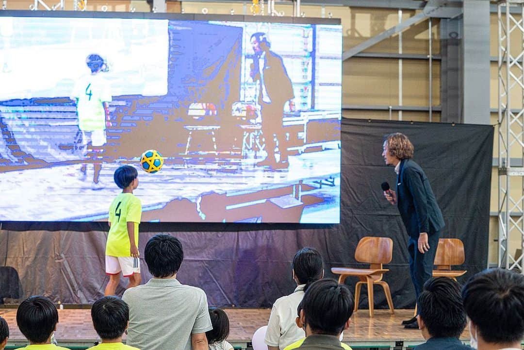 石川直宏さんのインスタグラム写真 - (石川直宏Instagram)「『エコネット・フェス』  日曜日は浜松へ。 中部日本プラスチックさん @econet.project のエコネット・フェスに参加させていただきました🌏✨  モルテンさんが開発した、リサイクル素材の組み立て式サッカーボール【MY FOOTBALL KIT】を活用した体験型ワークショップを開催⚽️♻️  素材に触れ、コミュニケーションを図りながら組み立てる楽しさ、組み立てたボールを蹴る喜びや裸足で触れる感触。  笑顔溢れる素敵な時間になりました🙌  終了後は、中部日本プラスチックのエコアンバサダーで、アドベンチャーワールドの「サステナブルSmileアンバサダー」に就任した平原依文ちゃんがモデレーターとなり、アドベンチャーワールド副園長・中尾さん、中部日本プラスチック社長・雪下さんとエコトークセッション🎤  【Return to The Earth】をテーマに、ご来場の皆さんと一緒にサッカー同様正解のない(いっぱいある)手段や取り組み・アイディアを、目的に向かって共有し合う時間に。  ご来場いただいた皆さん、ワークショップにご参加いただいた皆さん、関係者の皆さん、素敵な機会をいただきありがとうございました☺️🤙  浜松→飯綱へと続く...  #エコネットフェス #MyFootballKit #molten #モルテン #ReturnToTheEarth #NaohiroIshikawa #石川直宏」6月7日 11時23分 - sgss.18