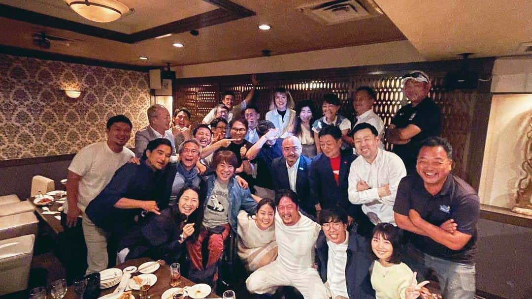 森夏子のインスタグラム：「🥍 ＼スポーツビジネス大阪会／  スポーツに携わる皆さんと ⚽️⚾️🏈🏀🏉🏐🏓🥍🏒🏑 やっと〜や〜っと皆さんと再会🙌  熱い想い・熱苦しい会話🗣️ そして大笑い🤣🤣🤣🤣 と、ちょっとの健康話🤔  携わった競技も 年代も全く違うけれど (大学生はお父さんより年上の オッチャンたちとの交流だよね🙌) スポーツを通して 一歩でも前進しようとするパワー 凄いな。うん。  2025は大阪万博🇯🇵 関西の機運を盛り上げるべく 共に切磋琢磨しましょう‼️  って、最後にうぉ〜〜〜‼️  ずっと、ずっと昔に アメフト選手の対談のMC🎤を 担当したことから繋がってるご縁。  ラクロス🥍が繋いでくれたご縁。  こーぞー兄さんに出会ったご縁。 @kayzeesoul   ご縁に感謝♡  #スポーツのチカラ  # #みんな元気 #めでたい話も聞けた  #まだまだ元気  #一歩前進」